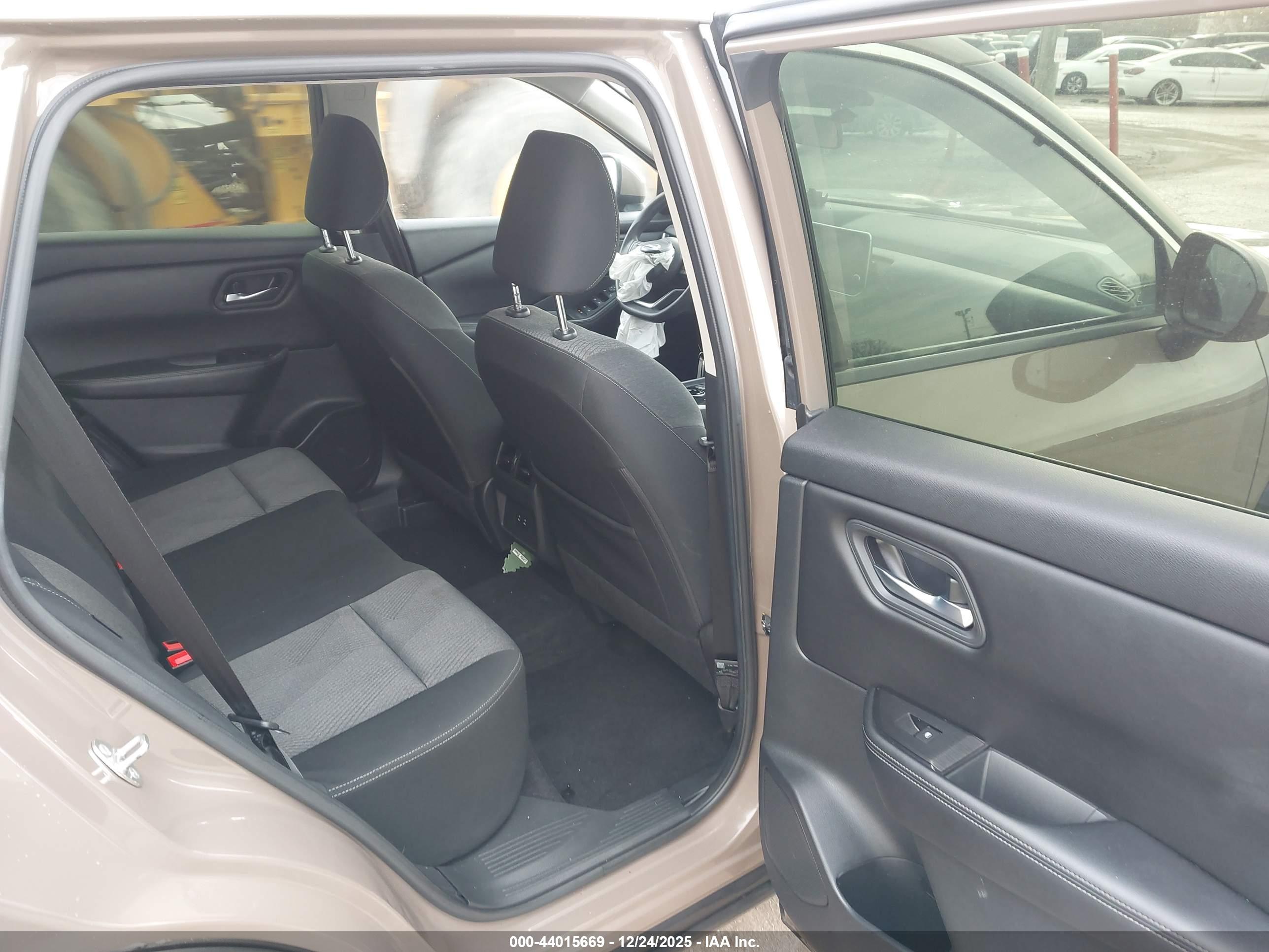 NISSAN ROGUE image 8