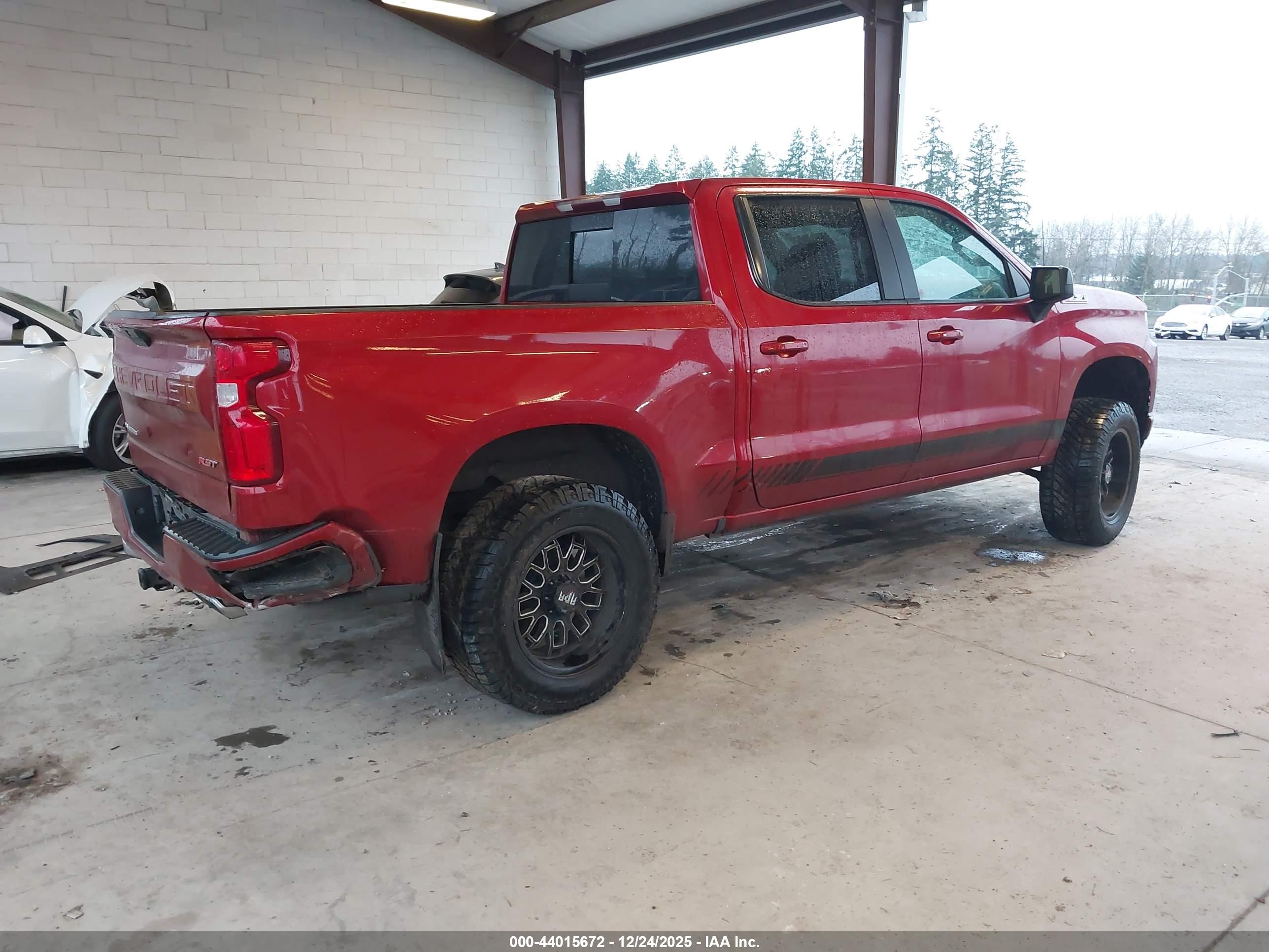 CHEVROLET SILVERADO image 4