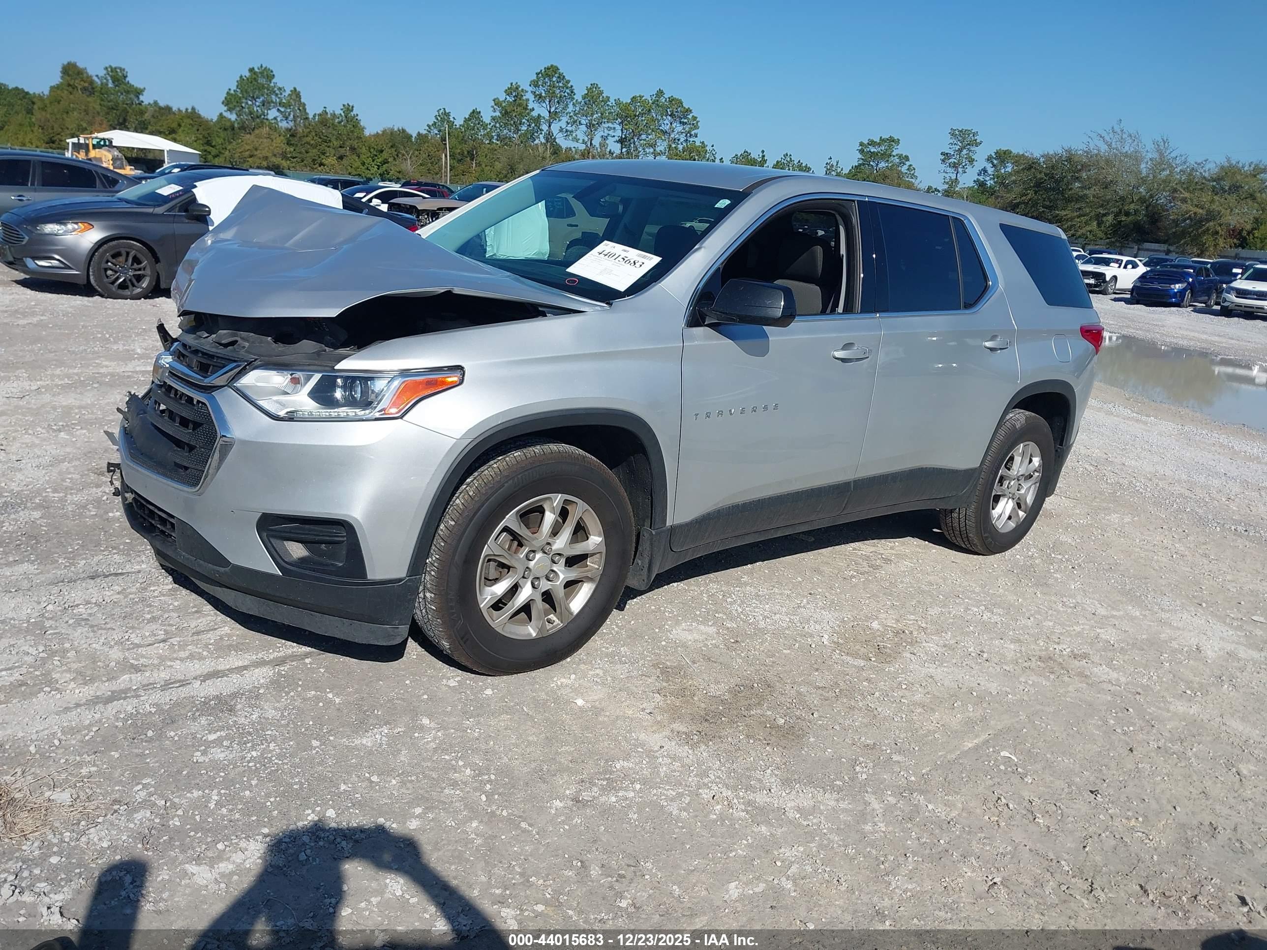 CHEVROLET TRAVERSE image 2