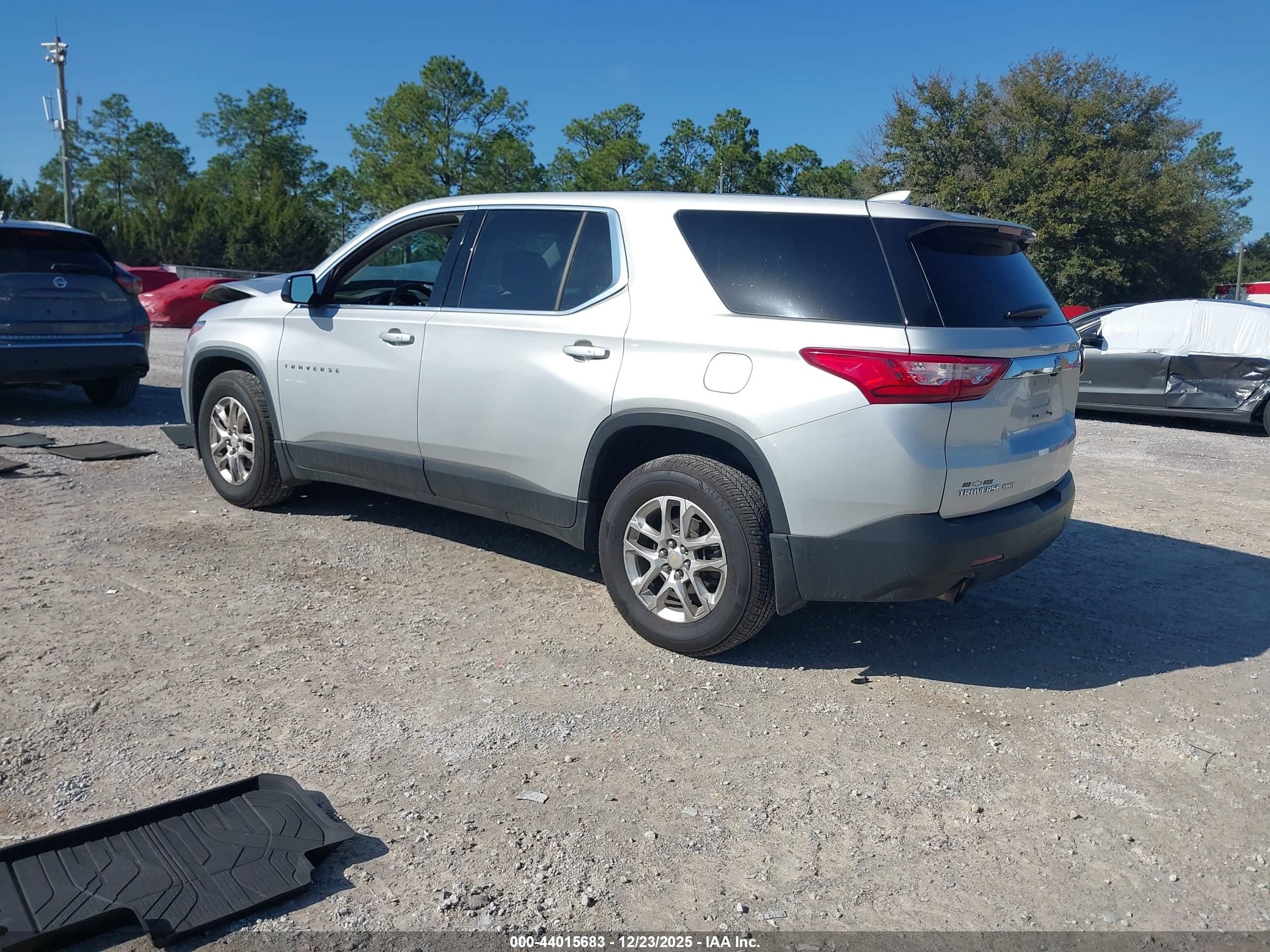 CHEVROLET TRAVERSE image 3