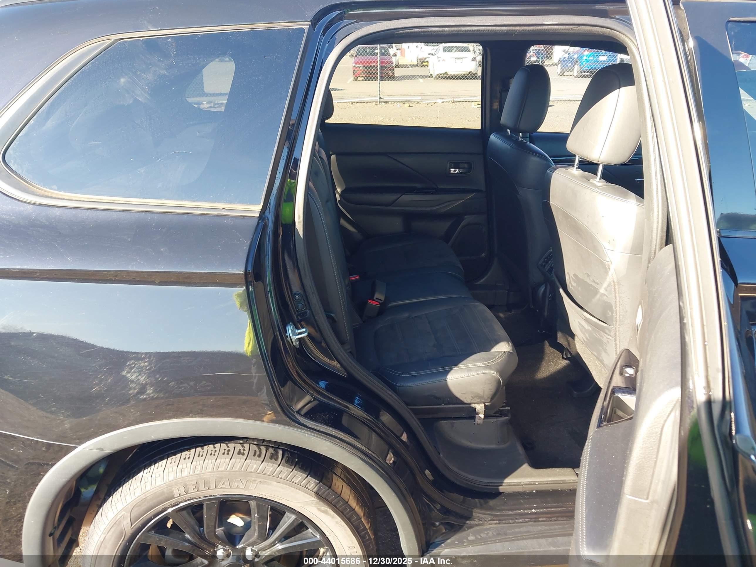 MITSUBISHI OUTLANDER image 8