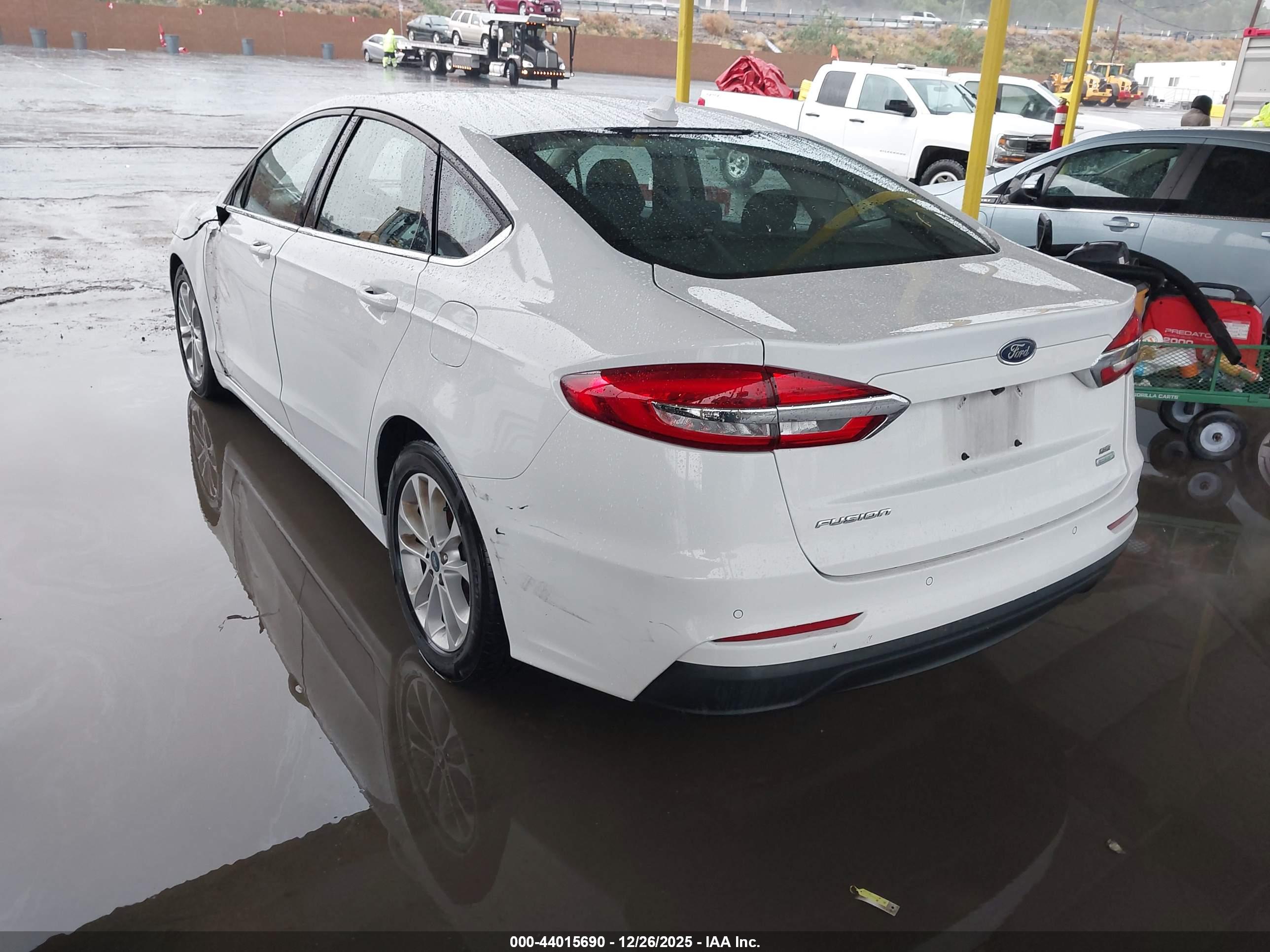 FORD FUSION image 3