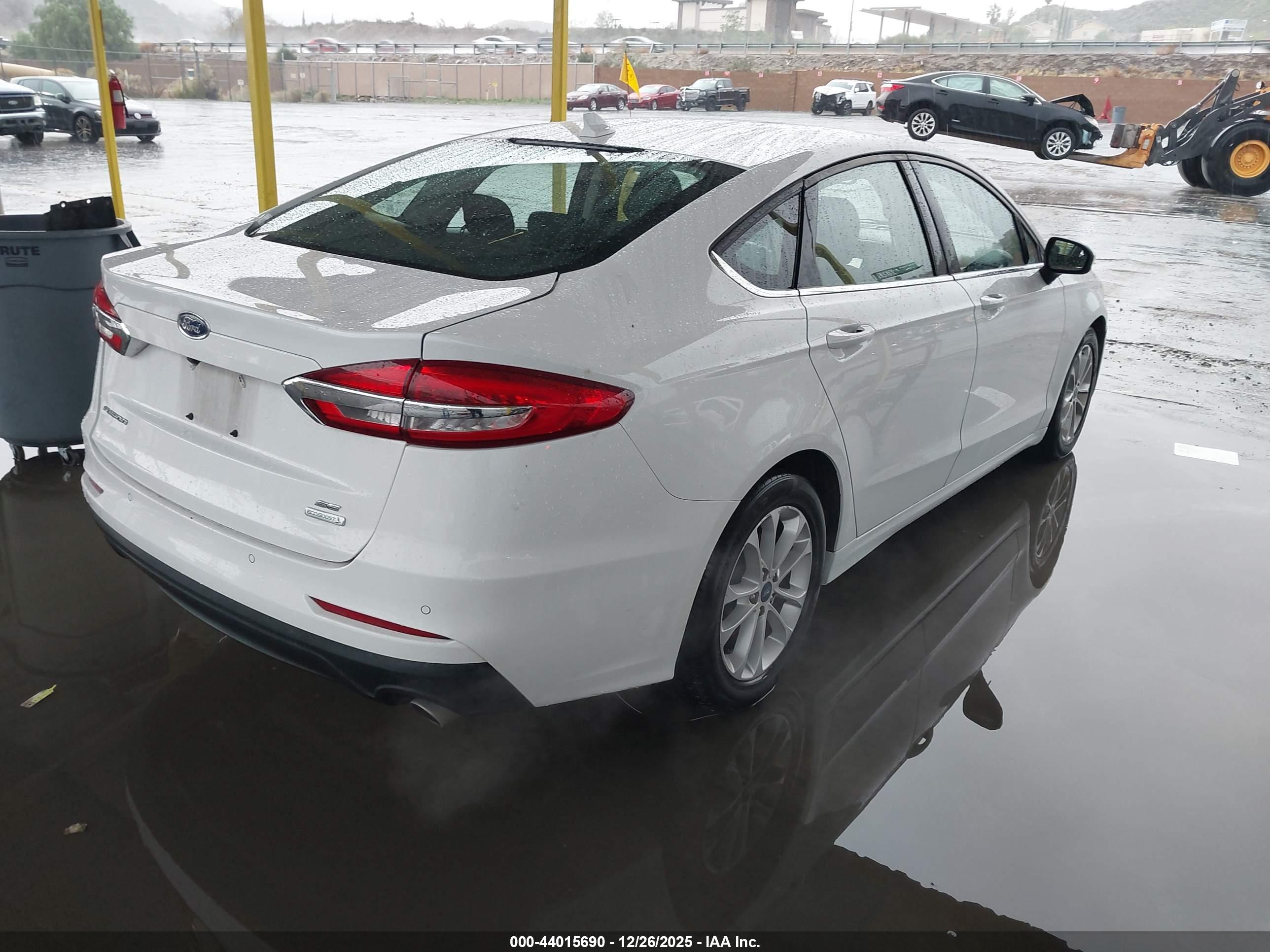 FORD FUSION image 4