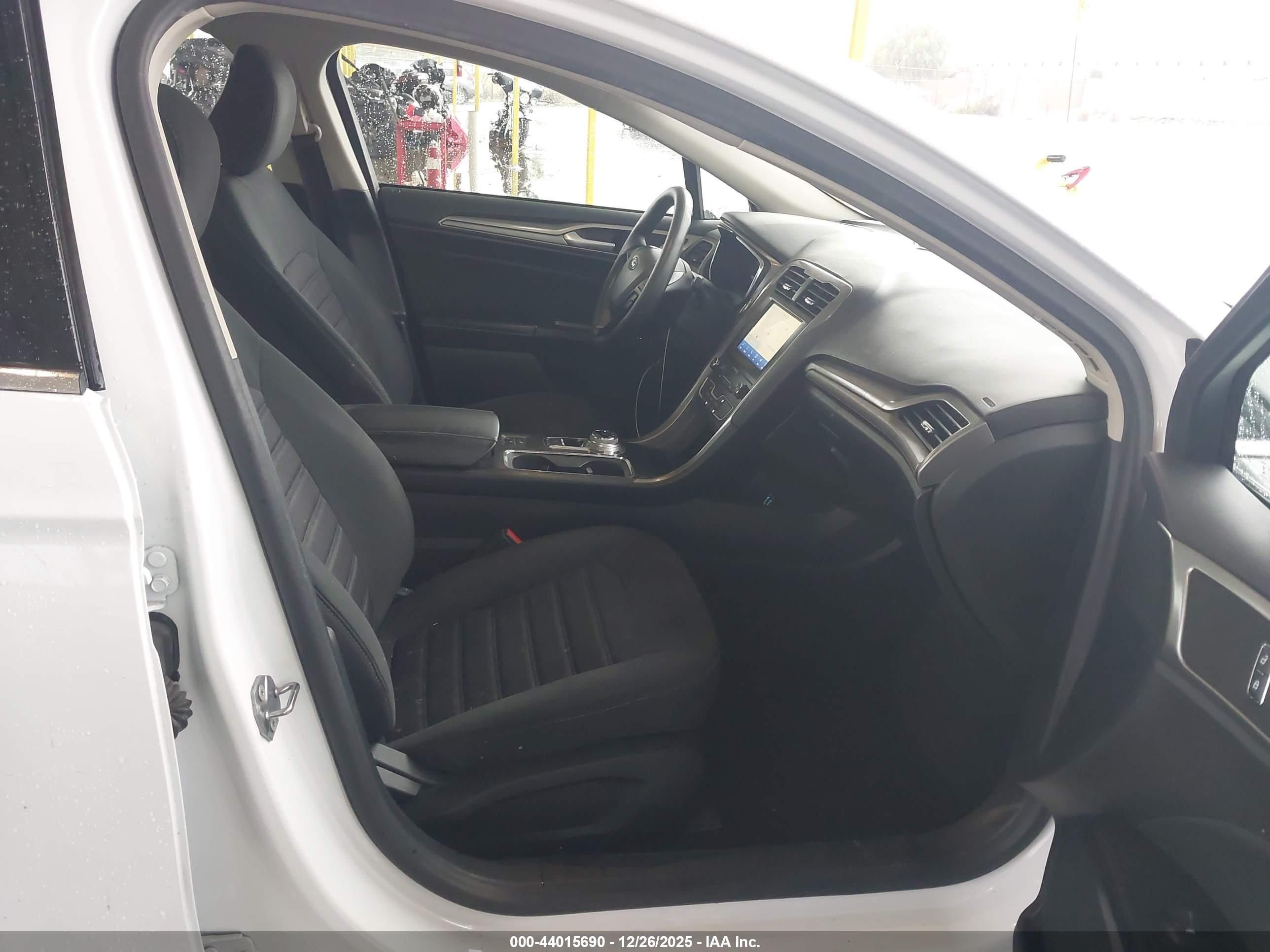 FORD FUSION image 5
