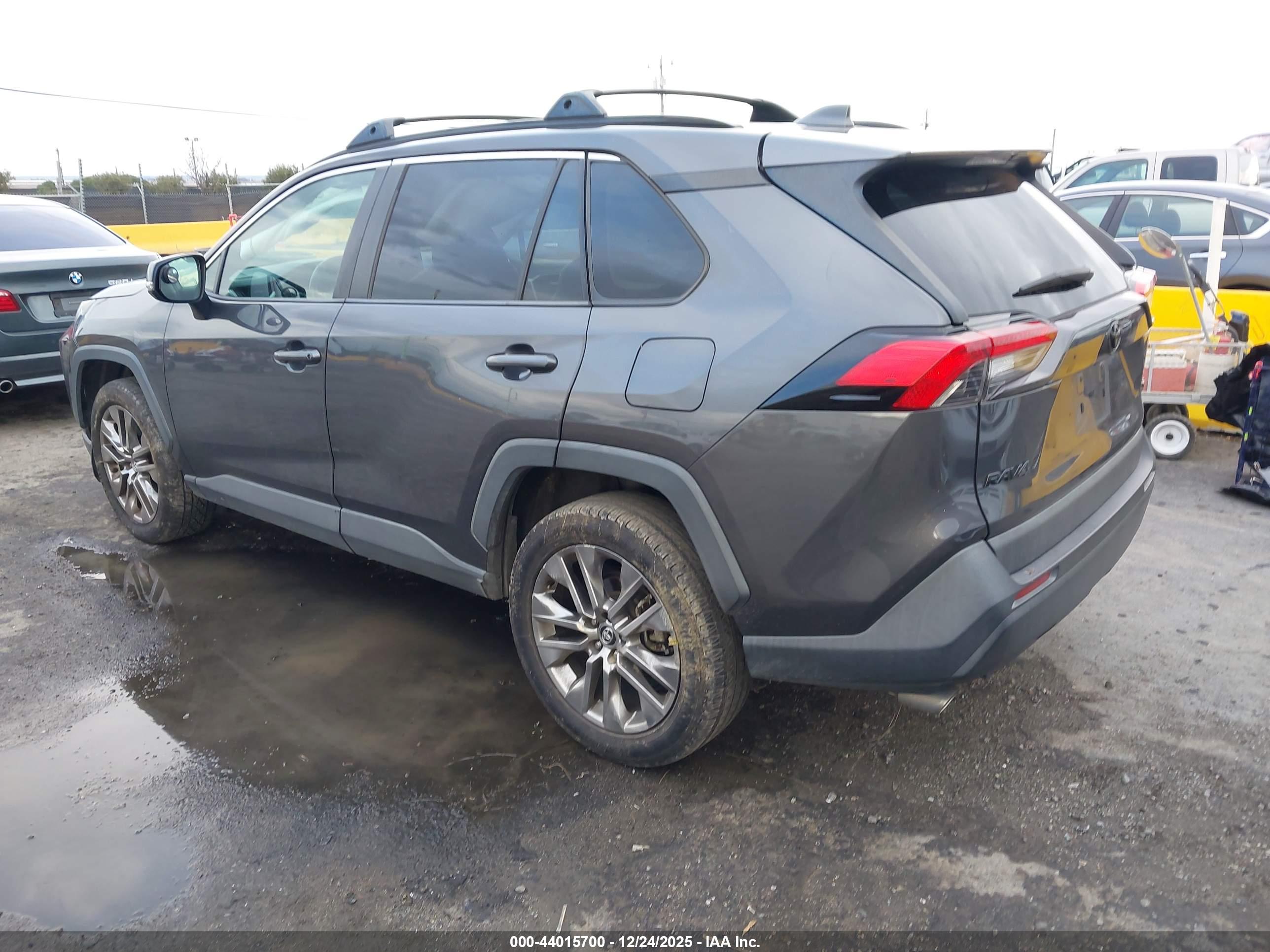 TOYOTA RAV4 image 3