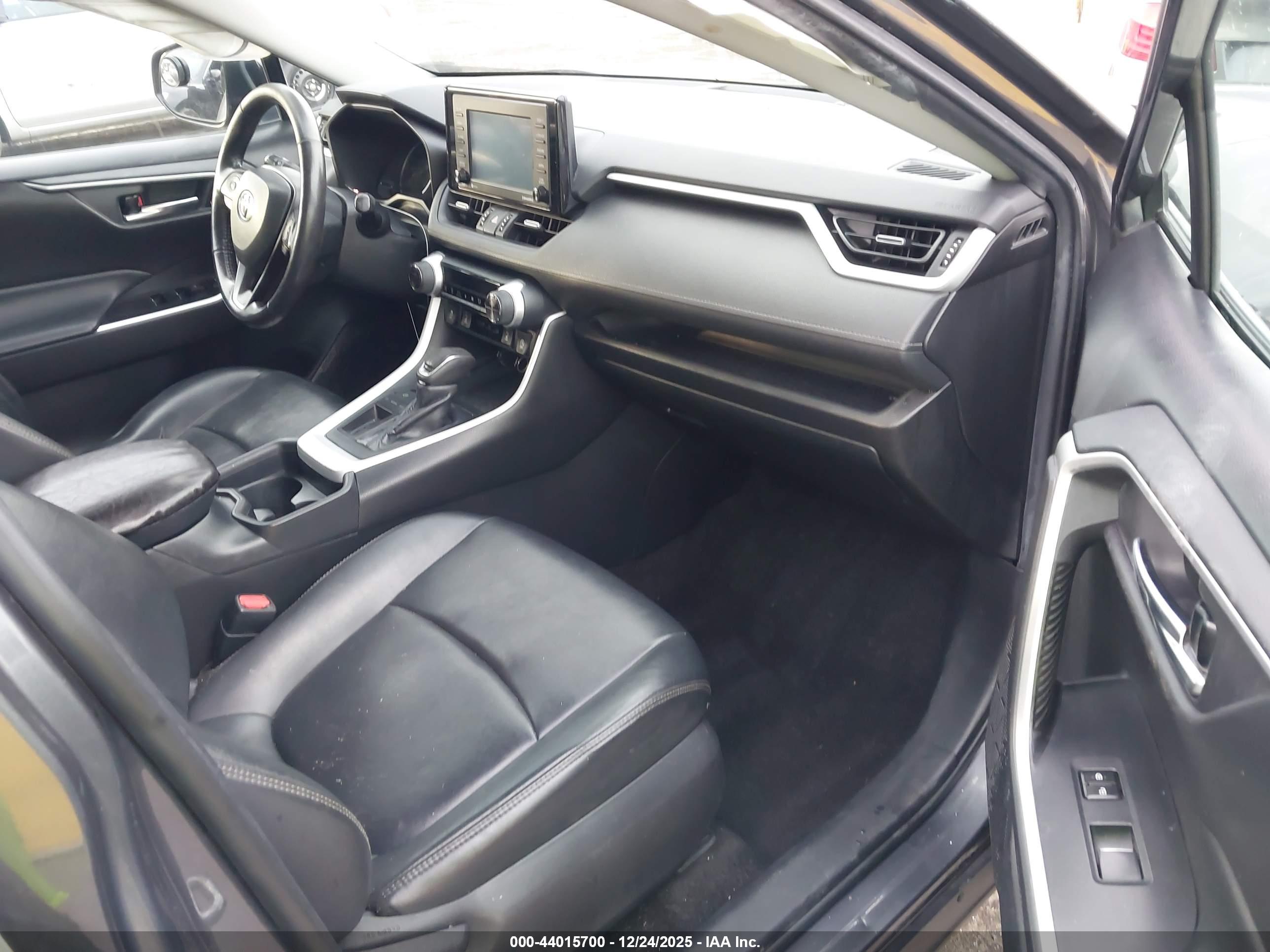 TOYOTA RAV4 image 5