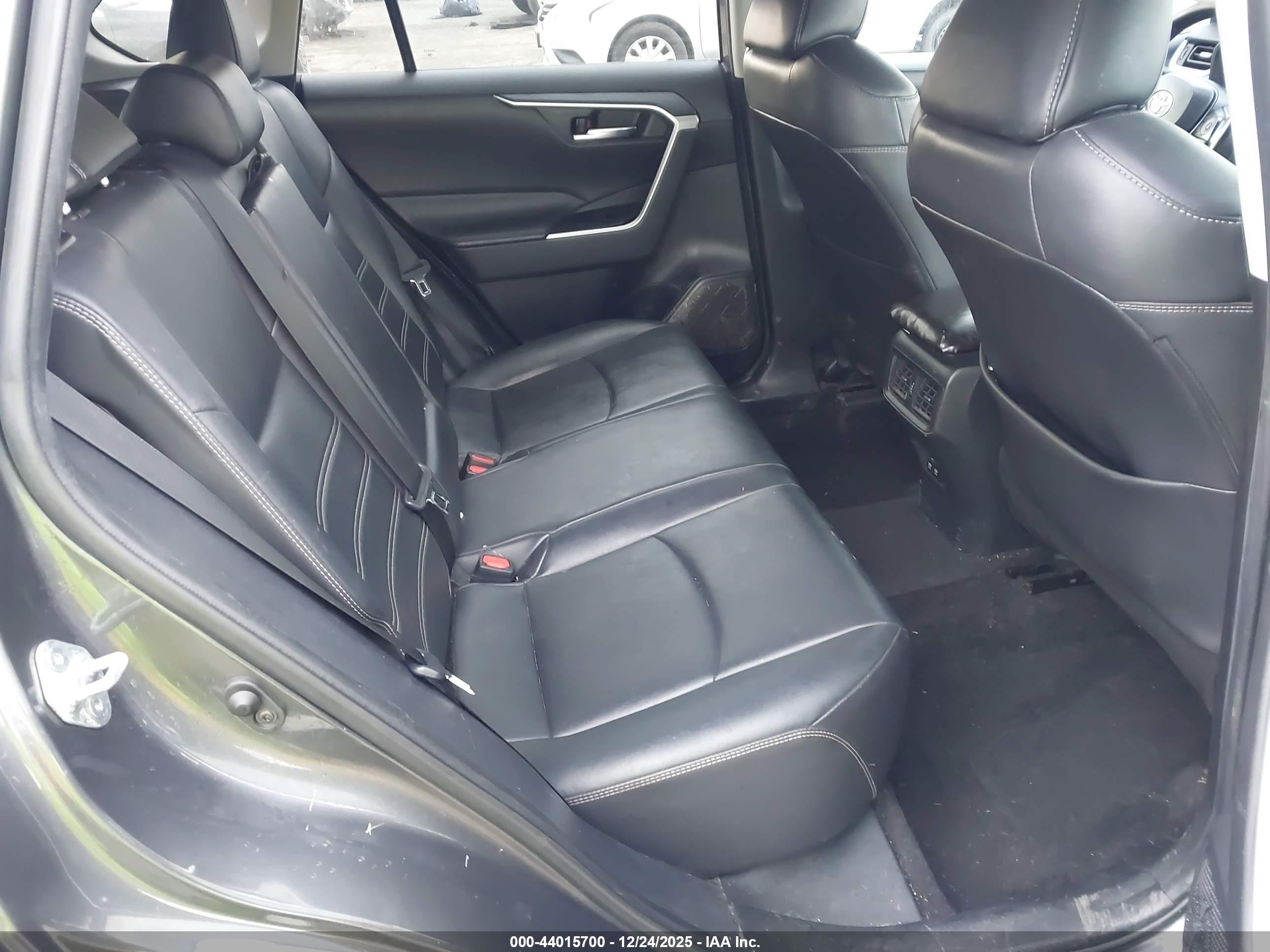 TOYOTA RAV4 image 8
