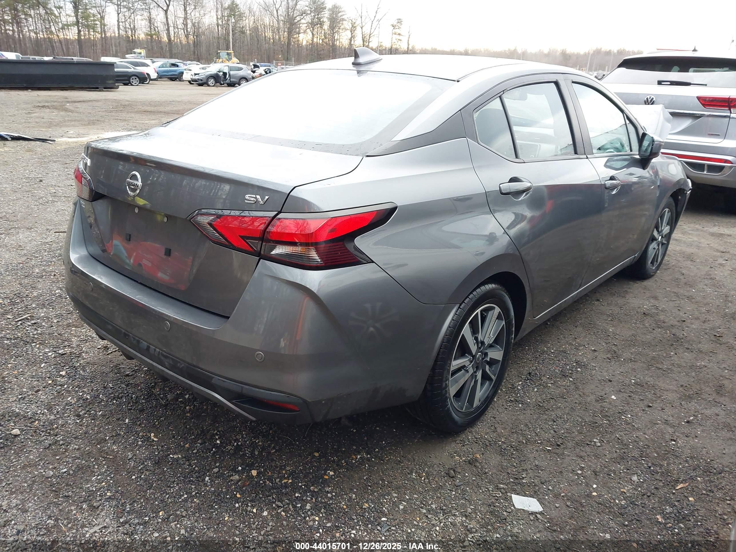NISSAN VERSA image 4
