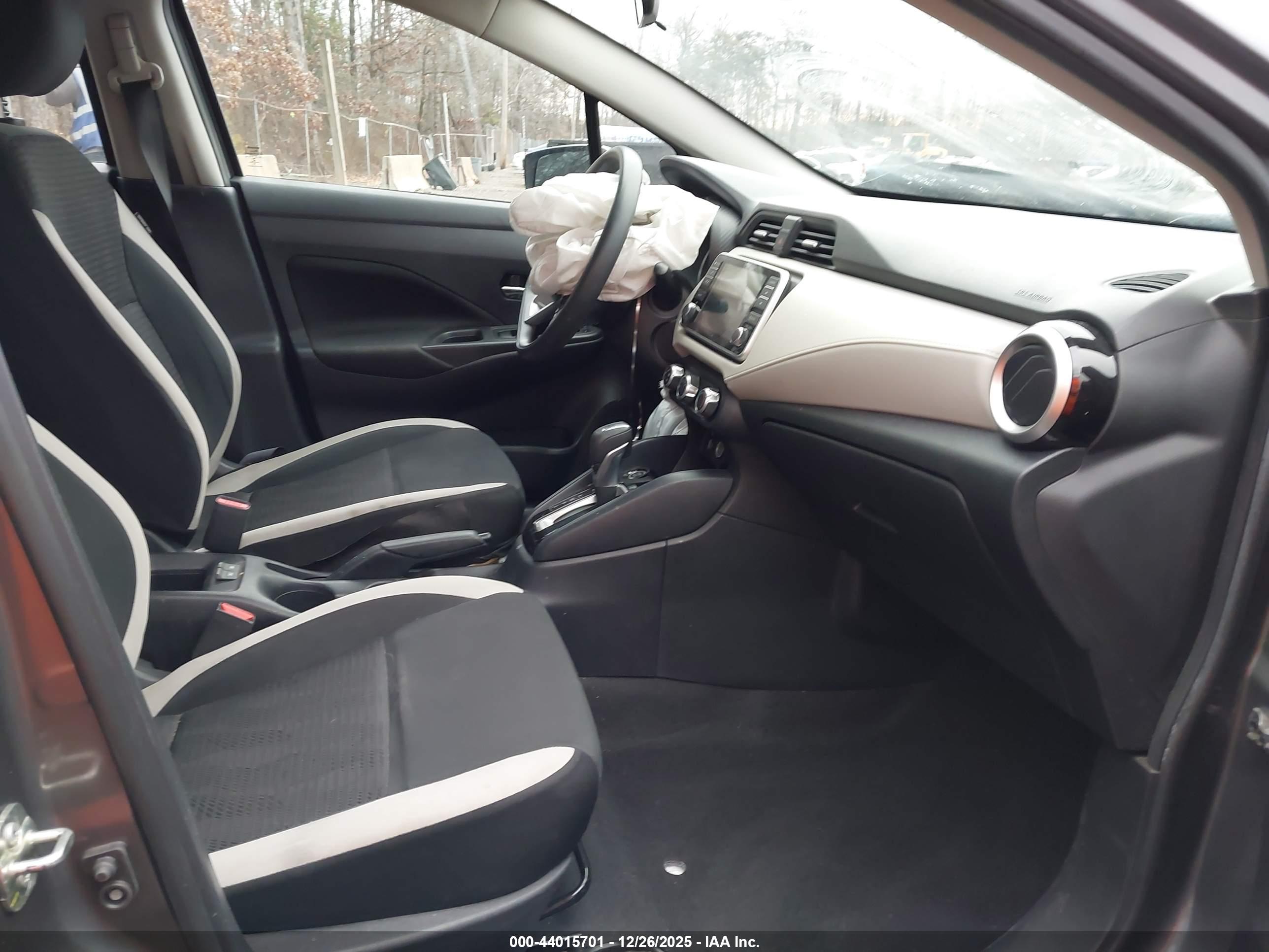 NISSAN VERSA image 5