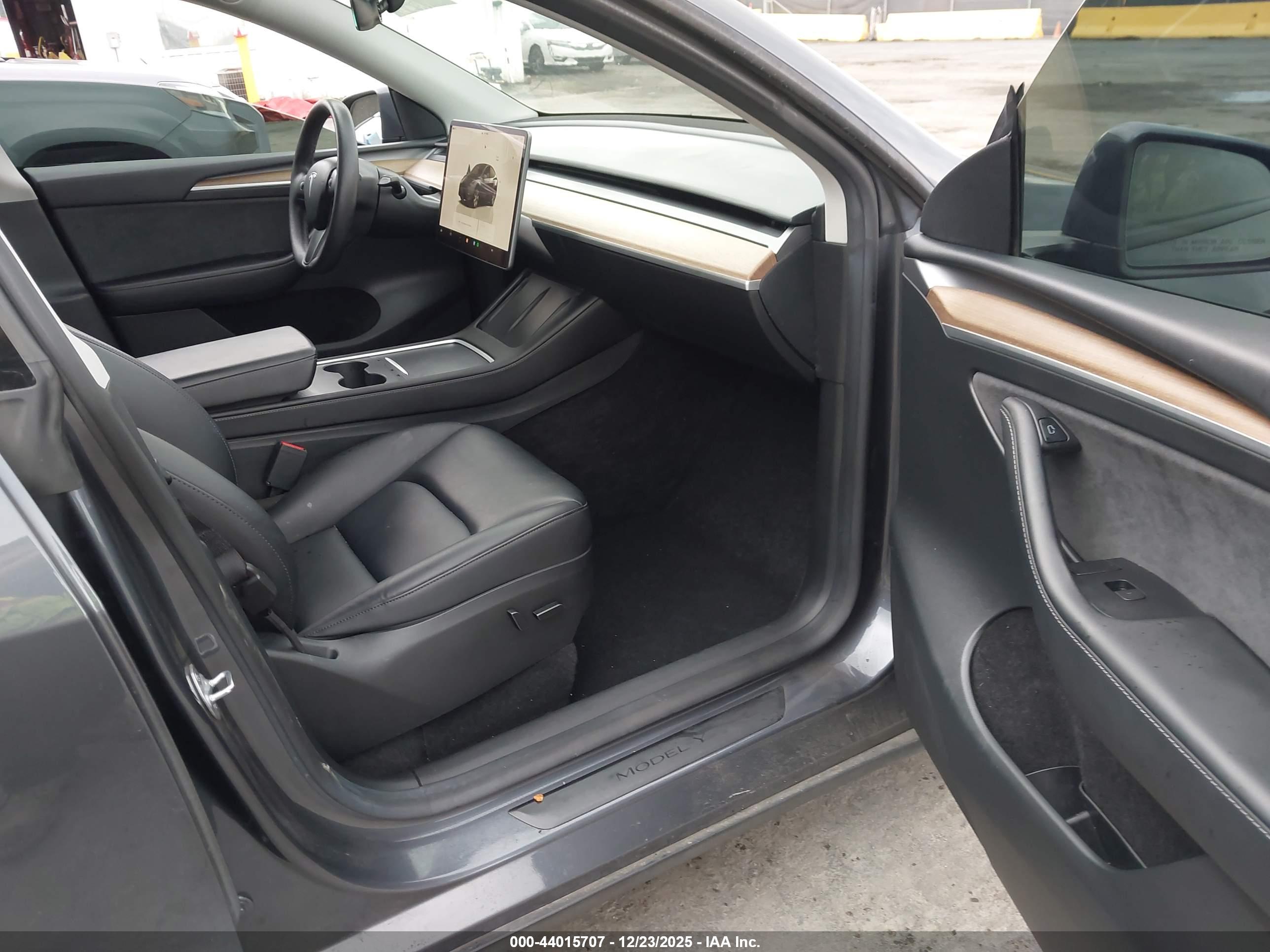 TESLA MODEL image 5