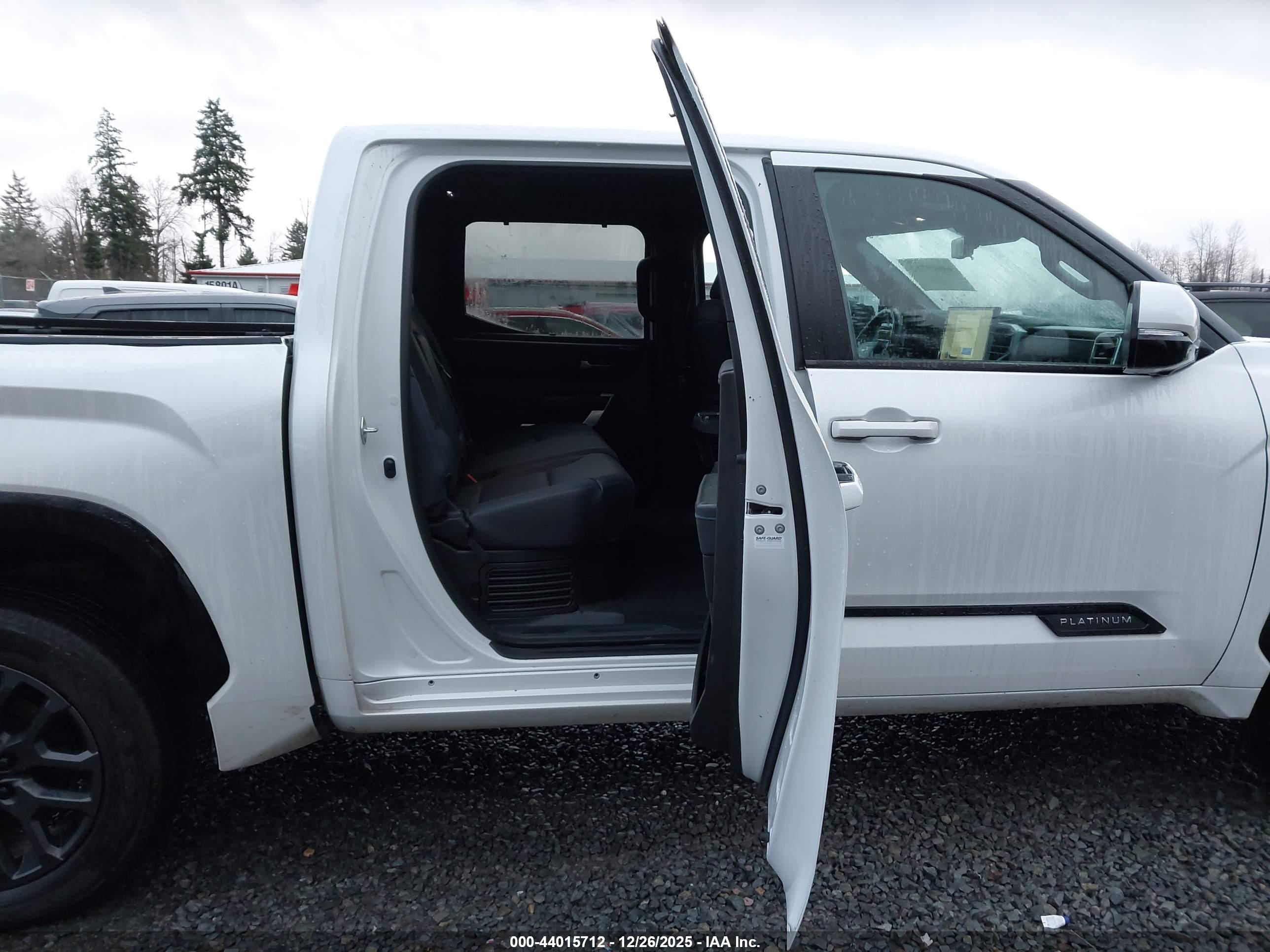 TOYOTA TUNDRA image 8