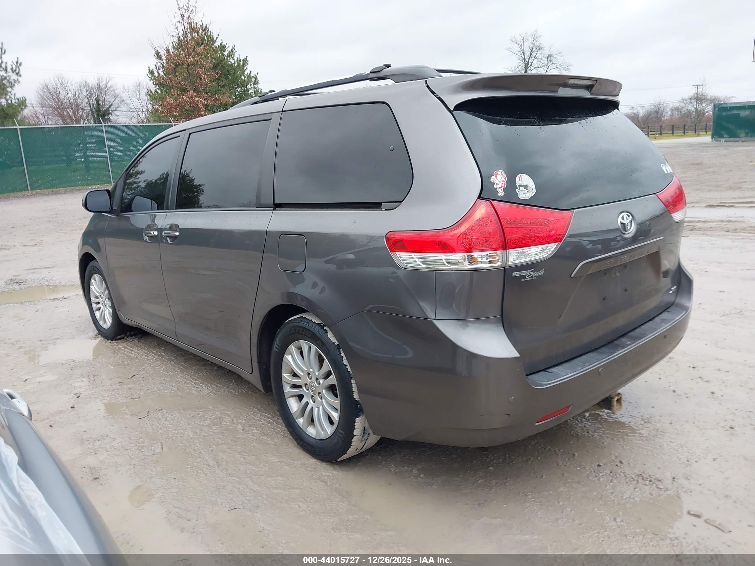 TOYOTA SIENNA image 3