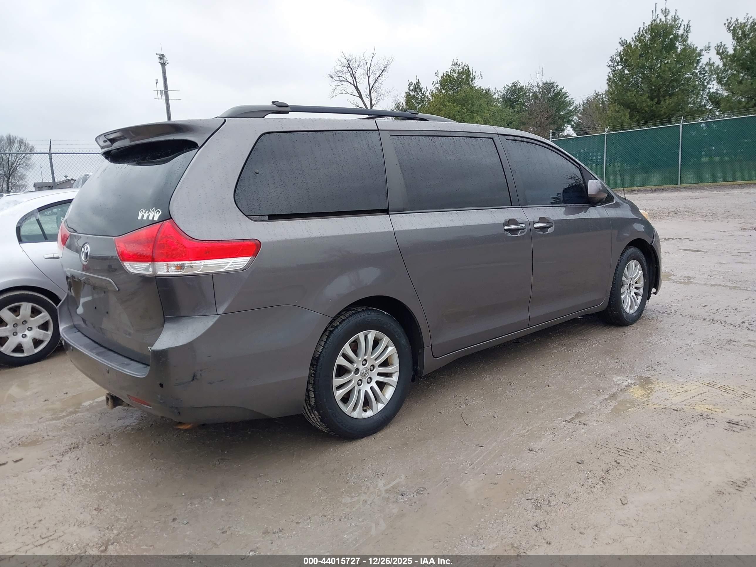 TOYOTA SIENNA image 4