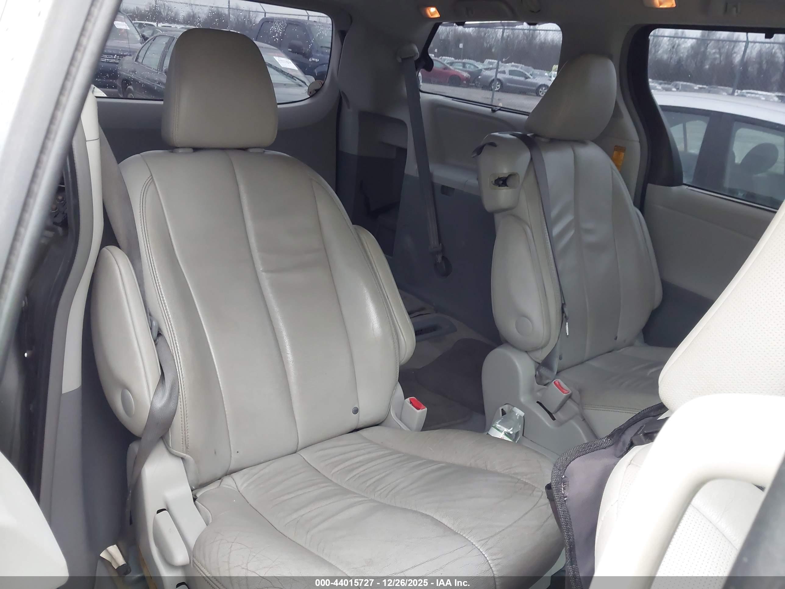 TOYOTA SIENNA image 8