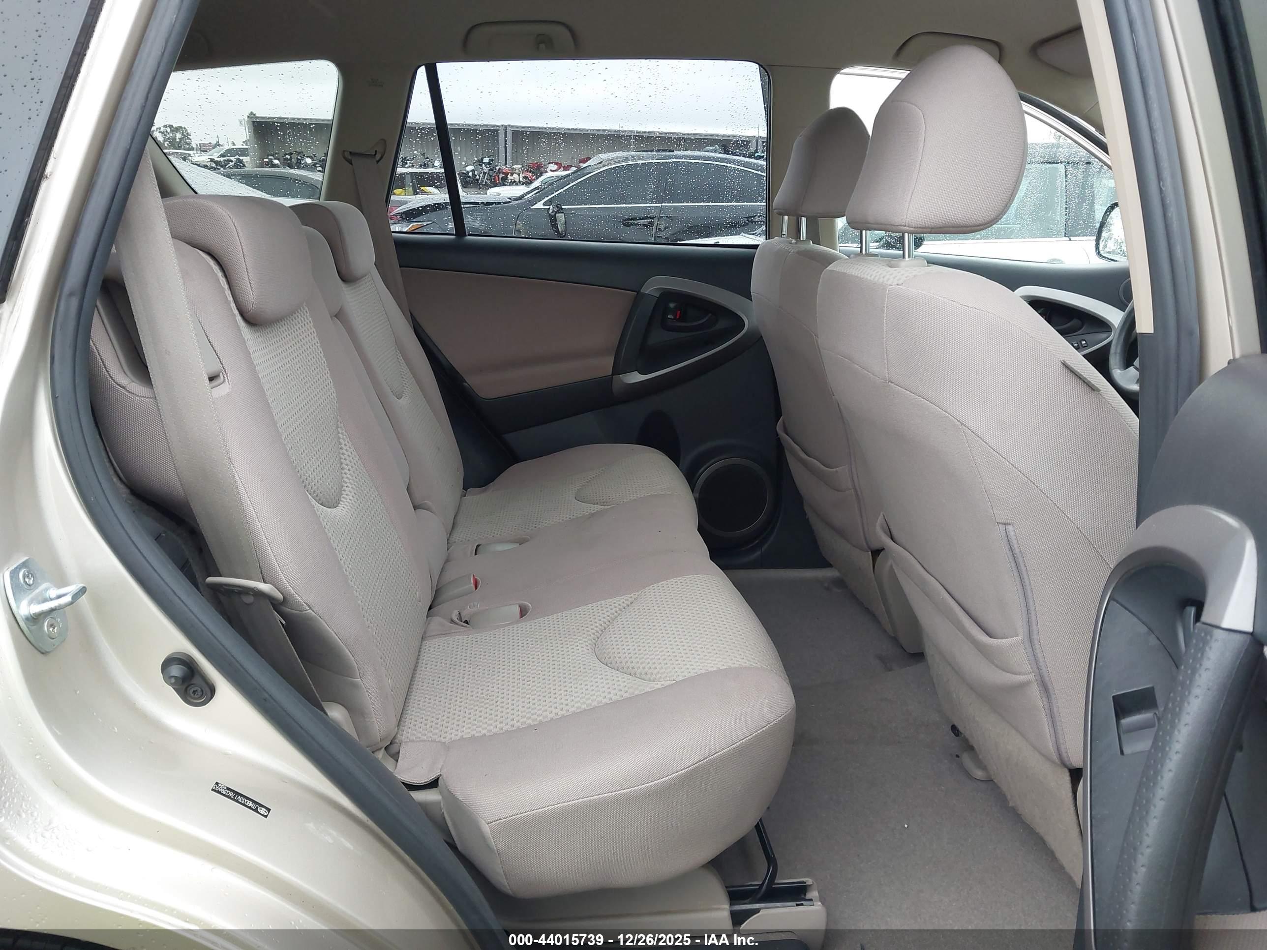 TOYOTA RAV4 image 8