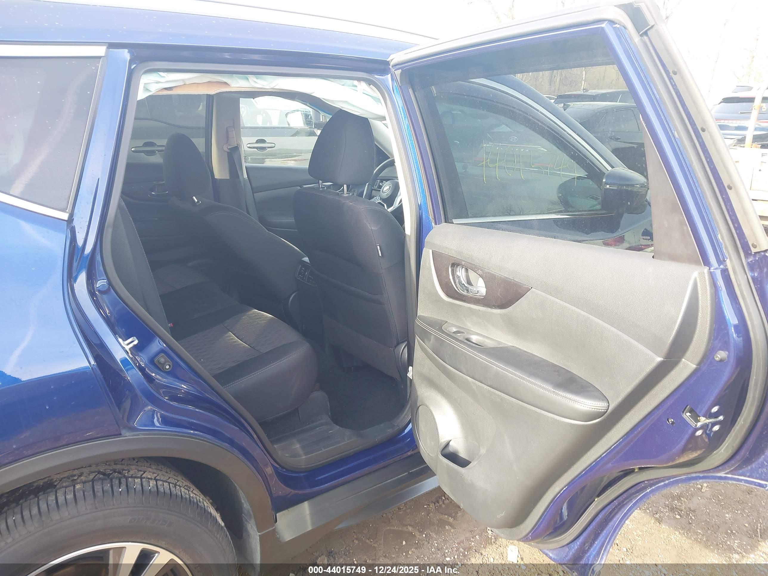 NISSAN ROGUE image 8