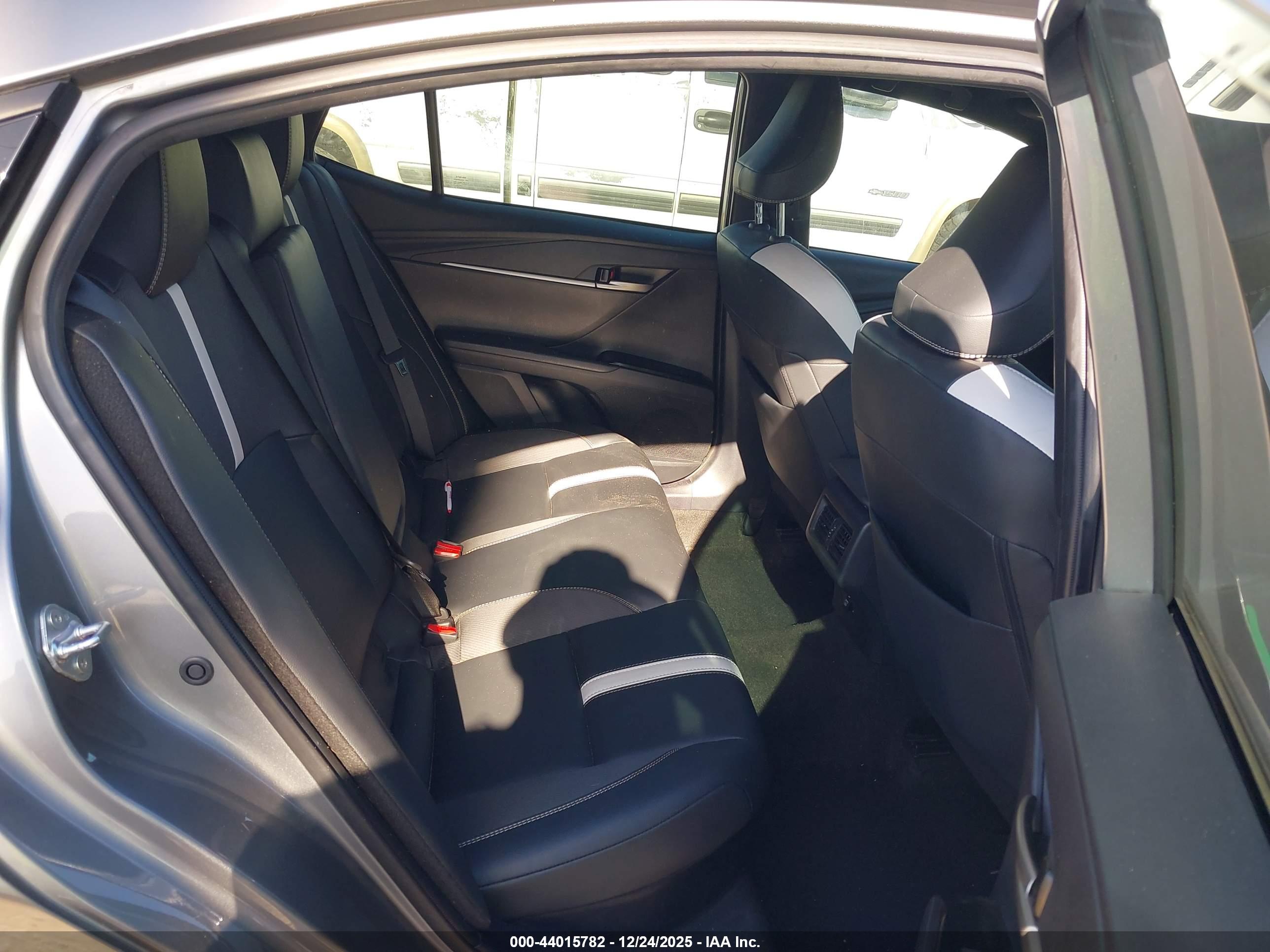 TOYOTA CAMRY image 8