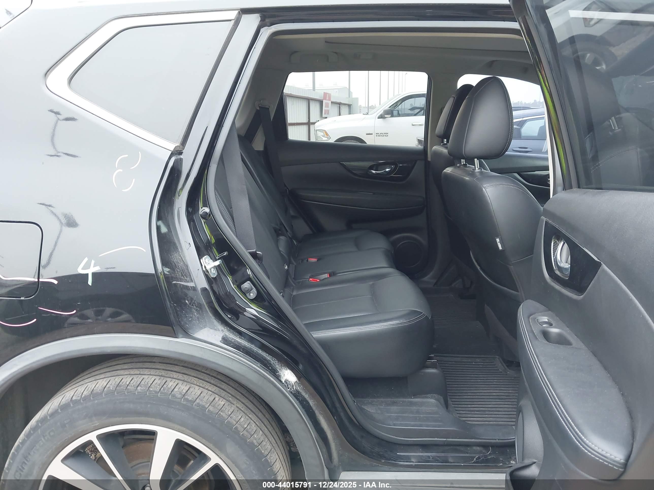 NISSAN ROGUE image 8