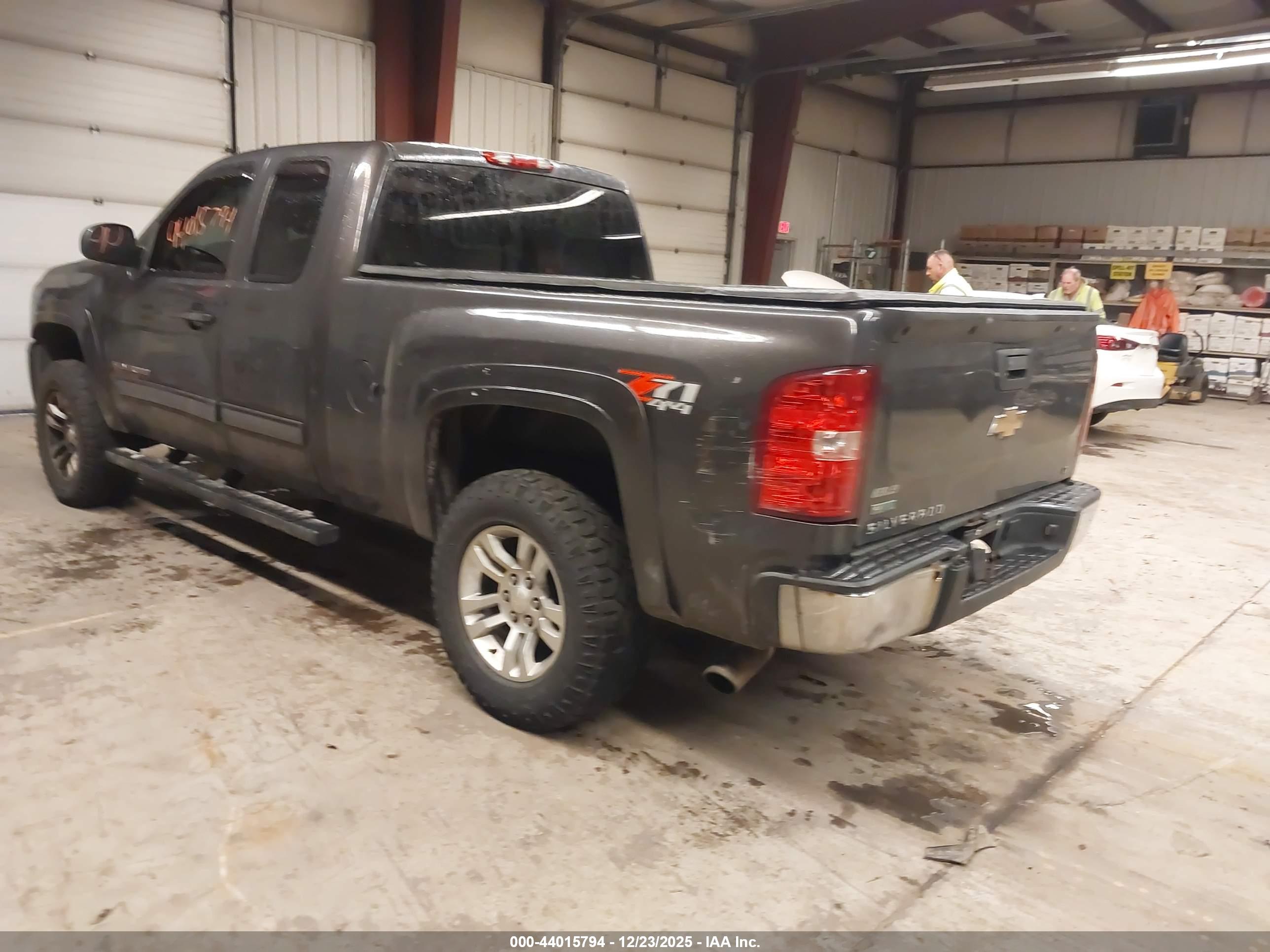 CHEVROLET SILVERADO image 3