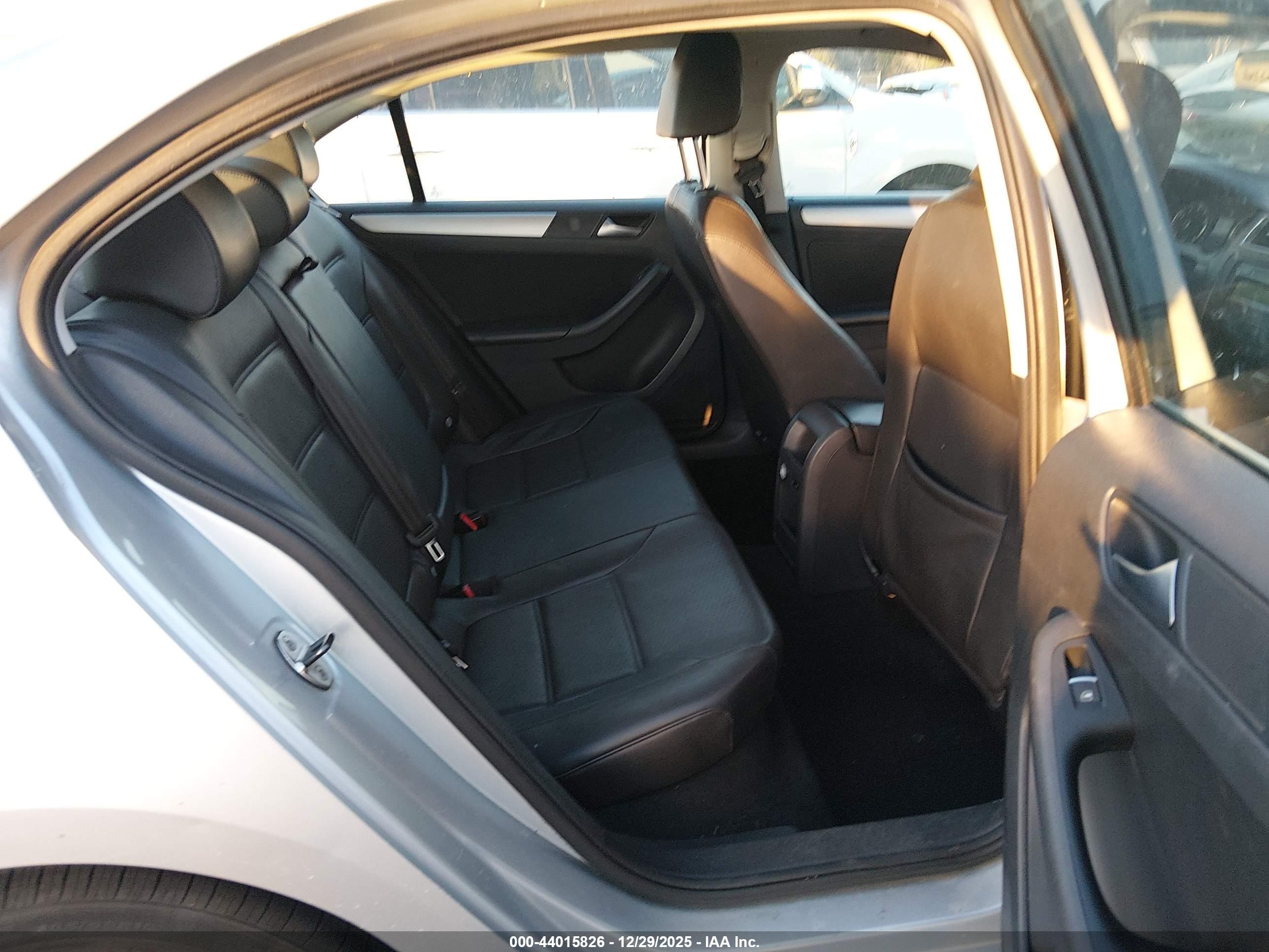VOLKSWAGEN JETTA image 8