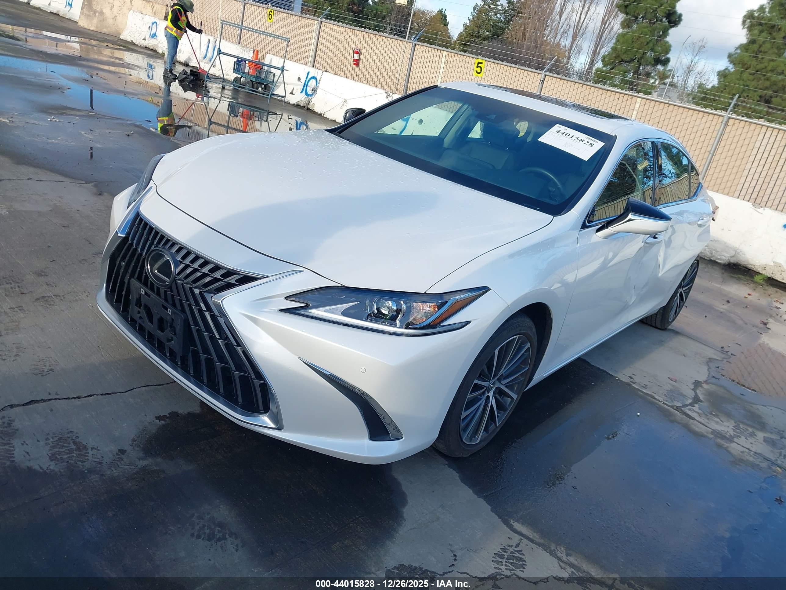 LEXUS ES image 2