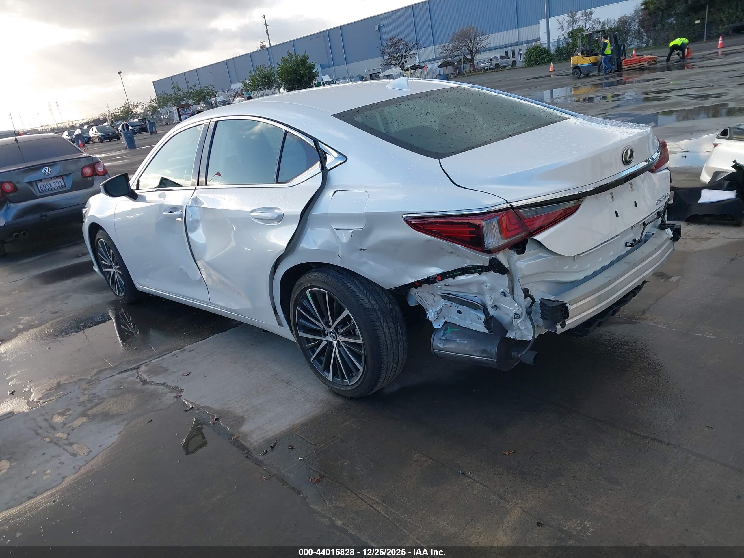 LEXUS ES image 3
