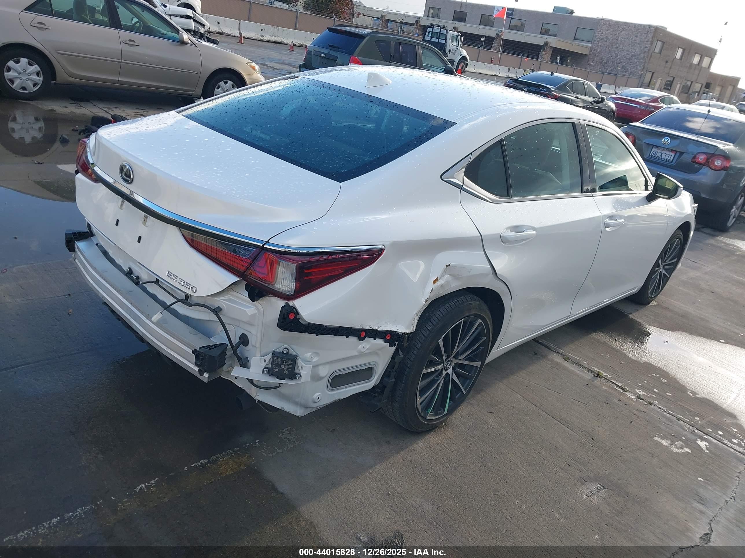 LEXUS ES image 4