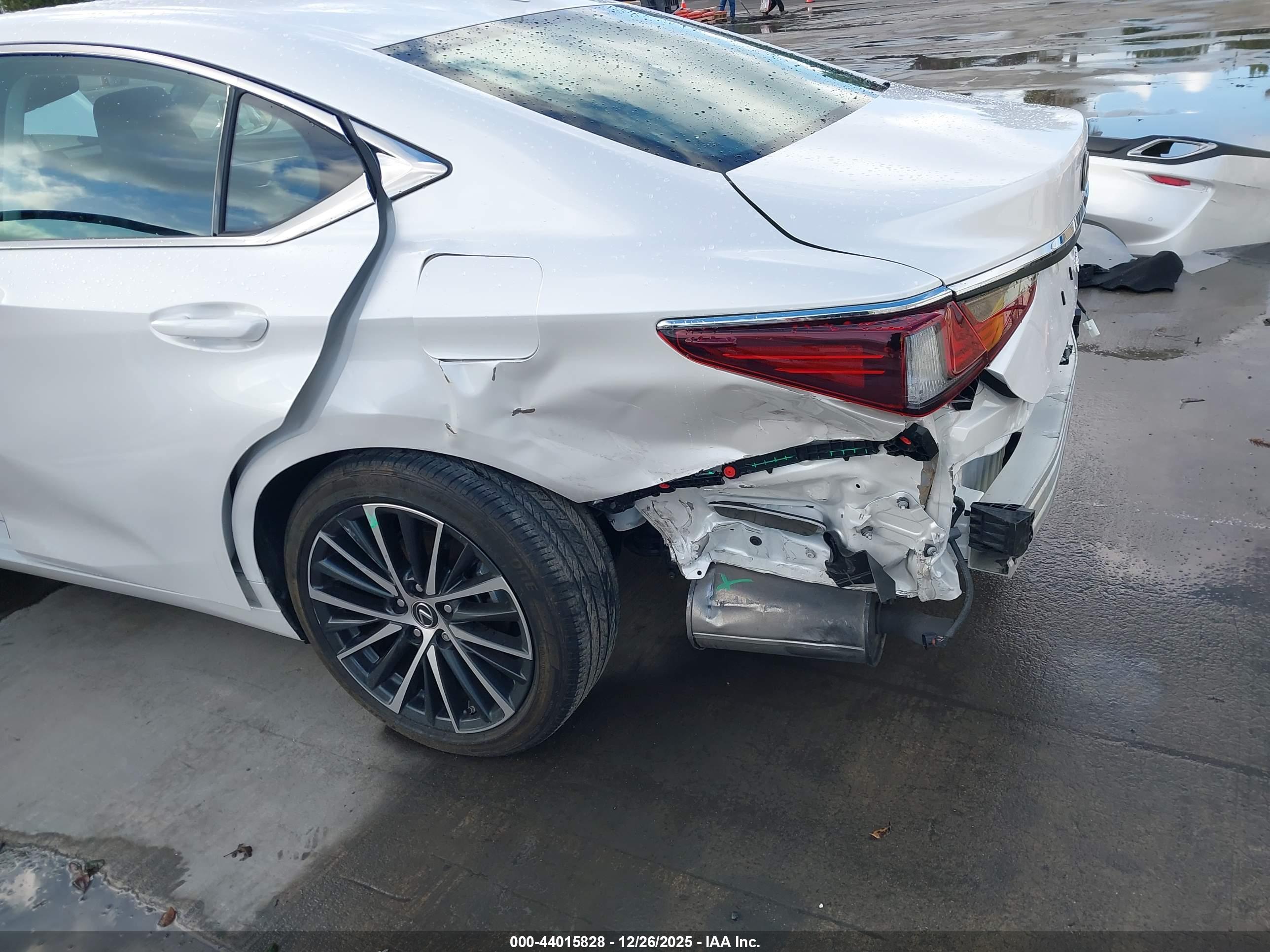 LEXUS ES image 6