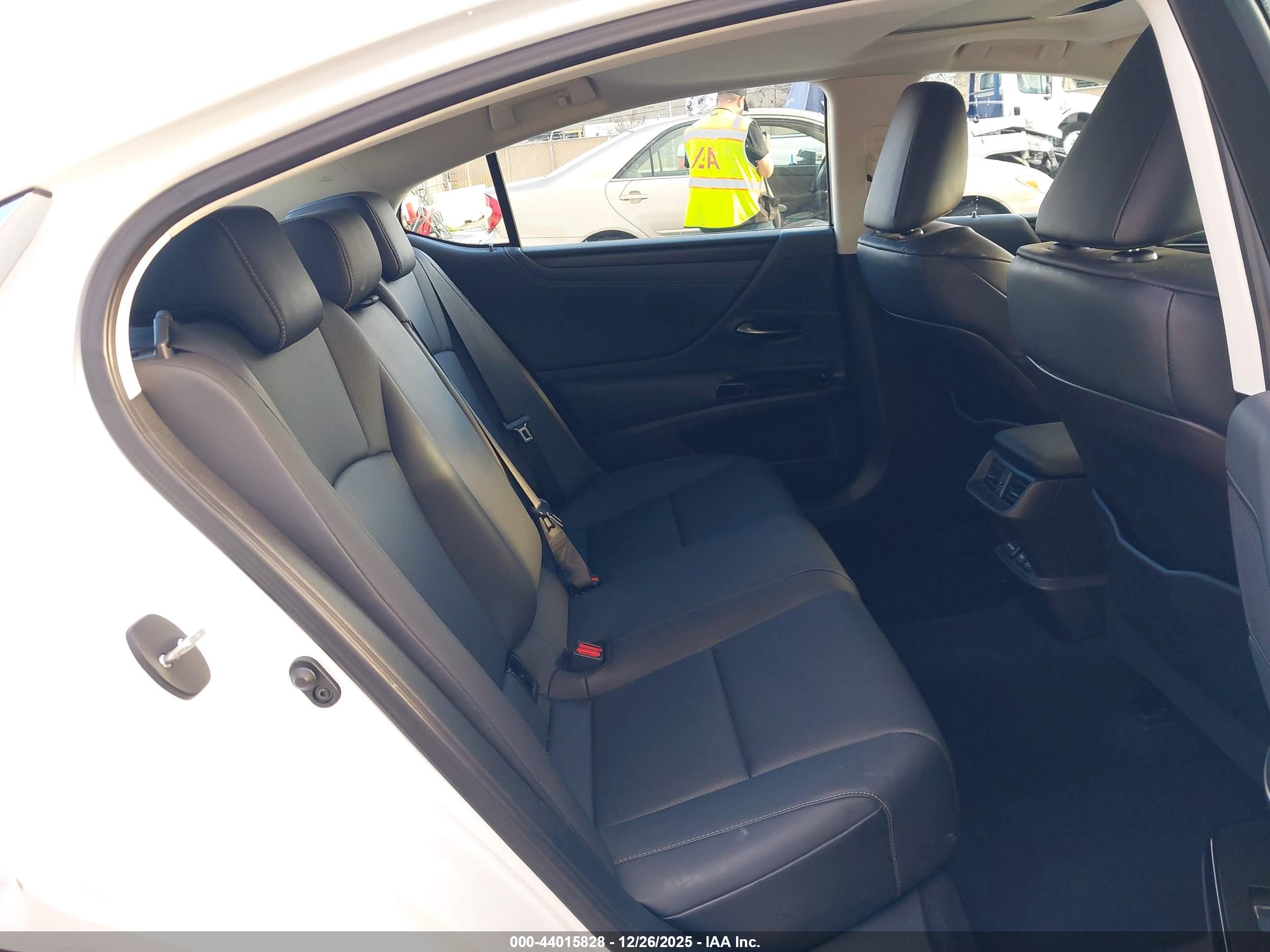 LEXUS ES image 8