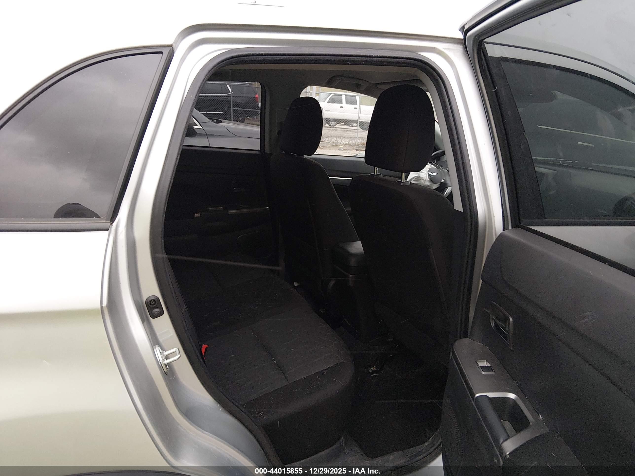 MITSUBISHI OUTLANDER image 8