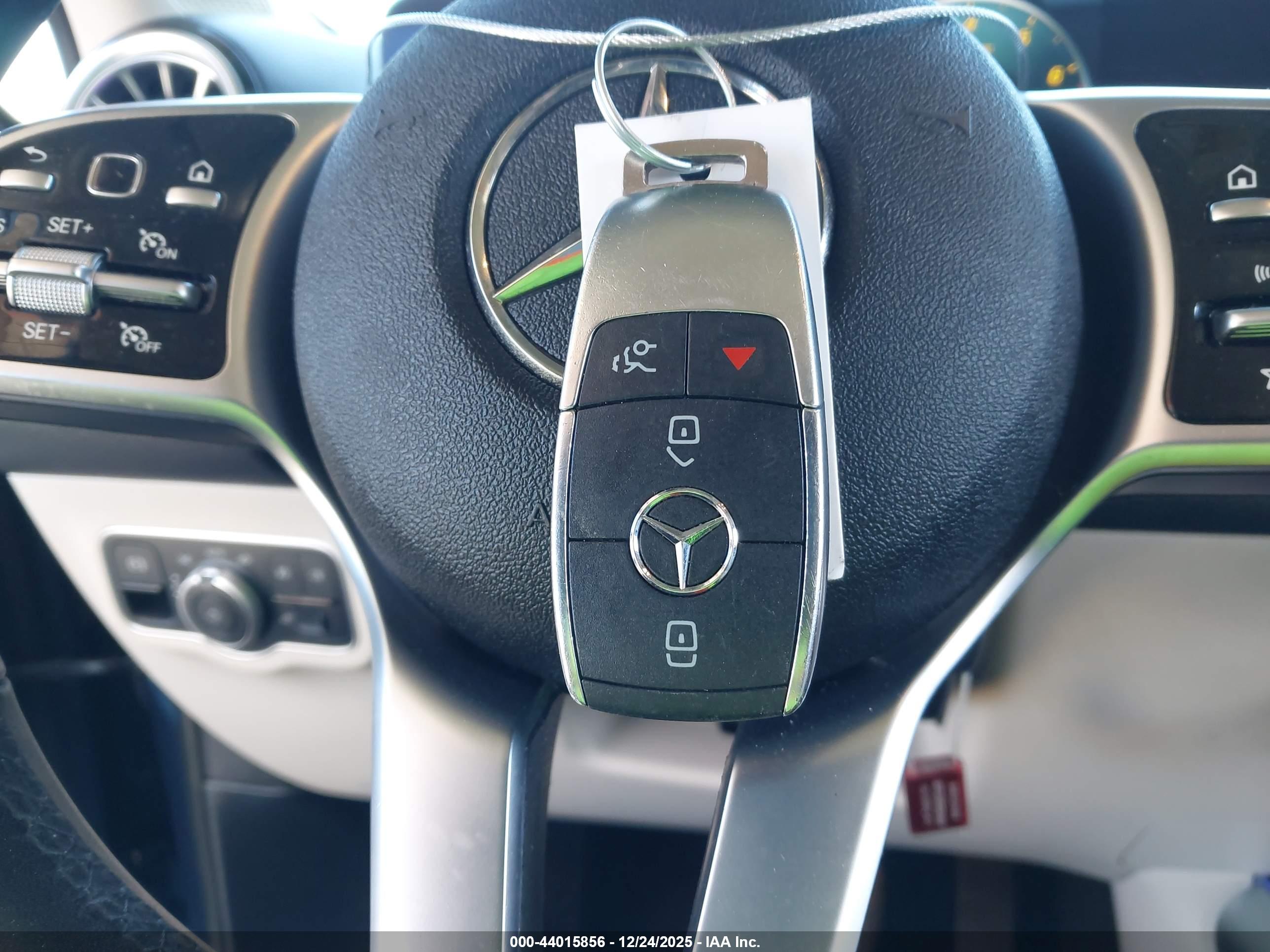 MERCEDES-BENZ GLB image 11