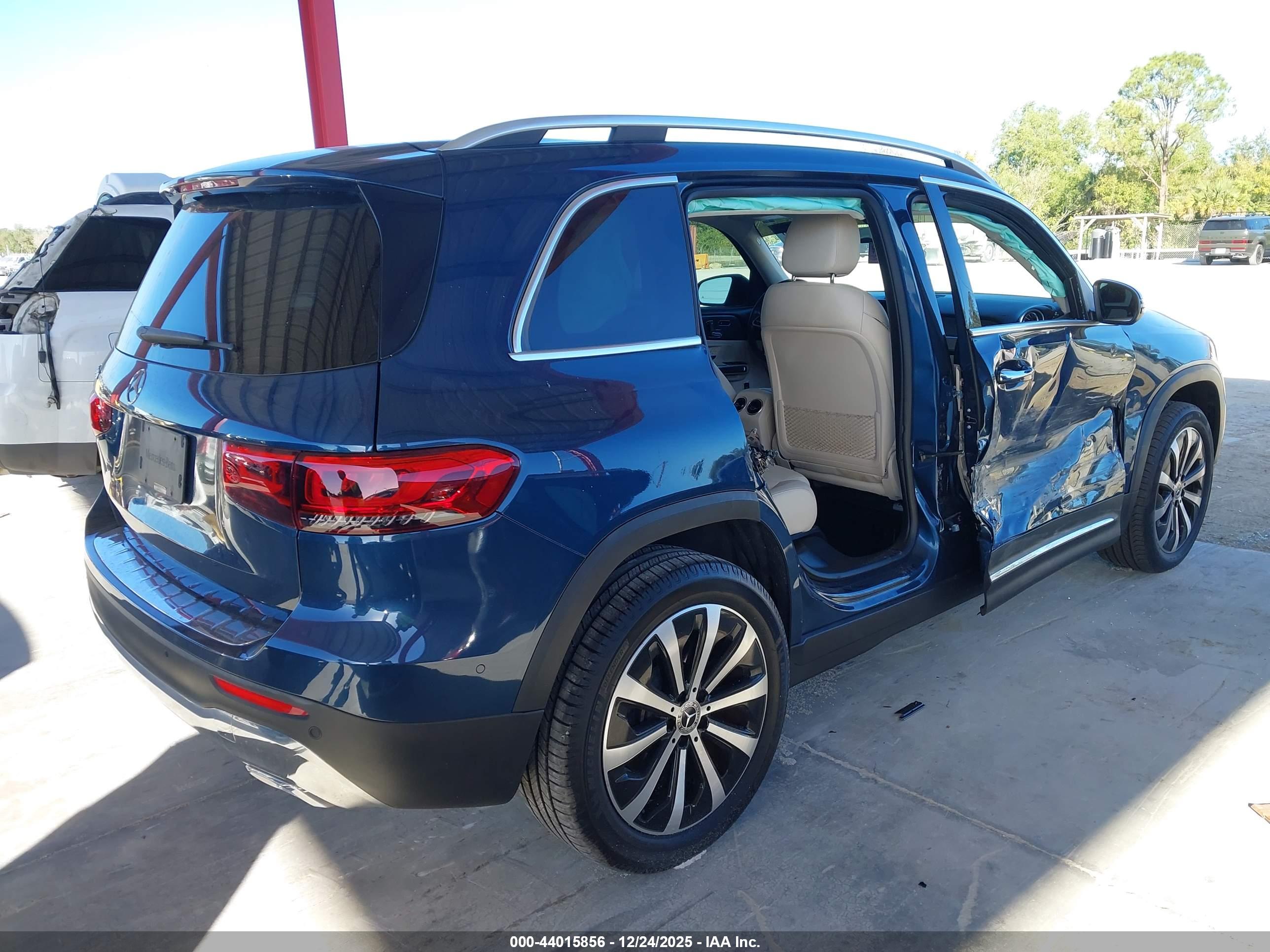 MERCEDES-BENZ GLB image 4