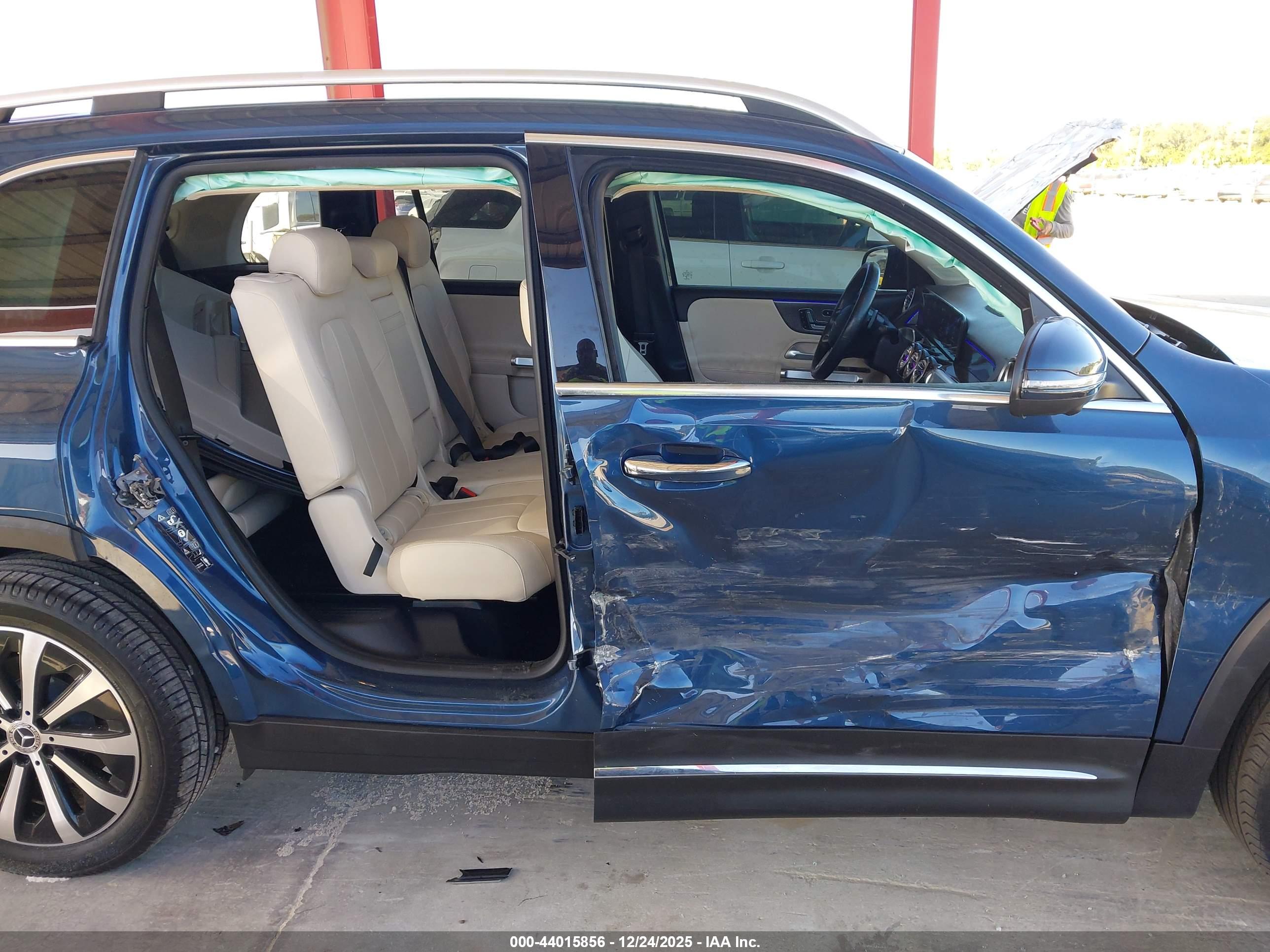 MERCEDES-BENZ GLB image 6
