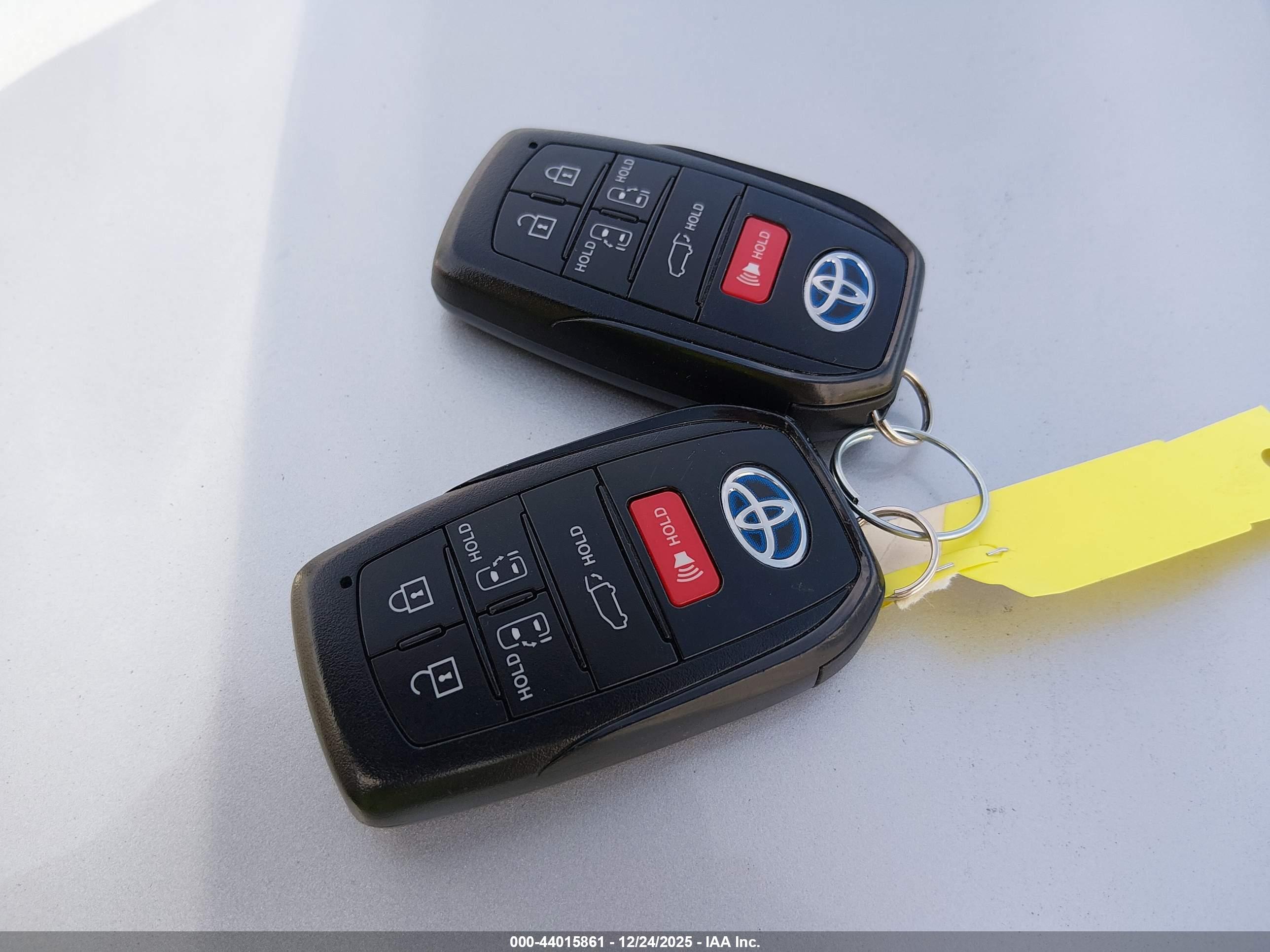 TOYOTA SIENNA image 11
