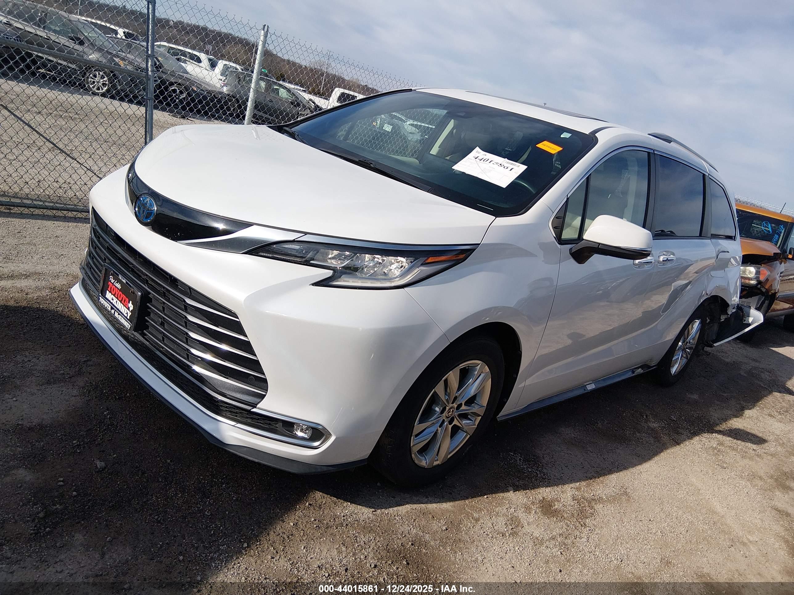 TOYOTA SIENNA image 2