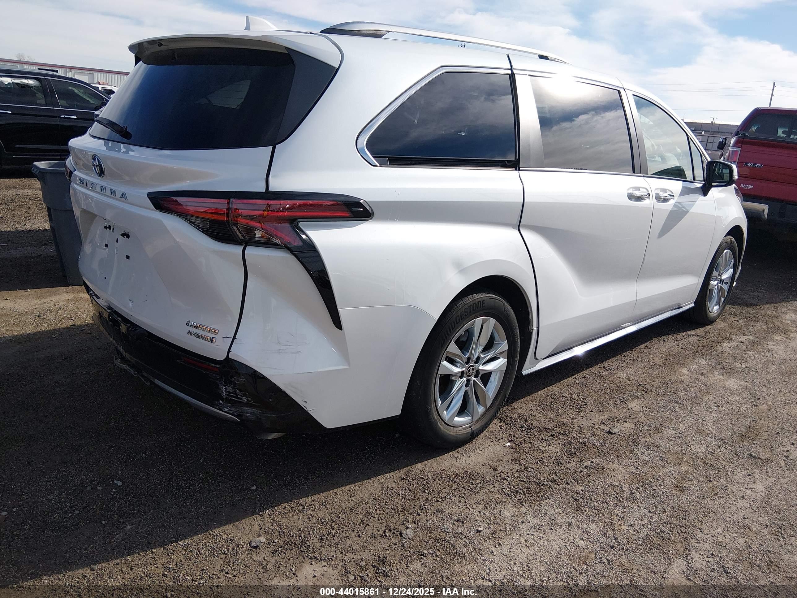 TOYOTA SIENNA image 4