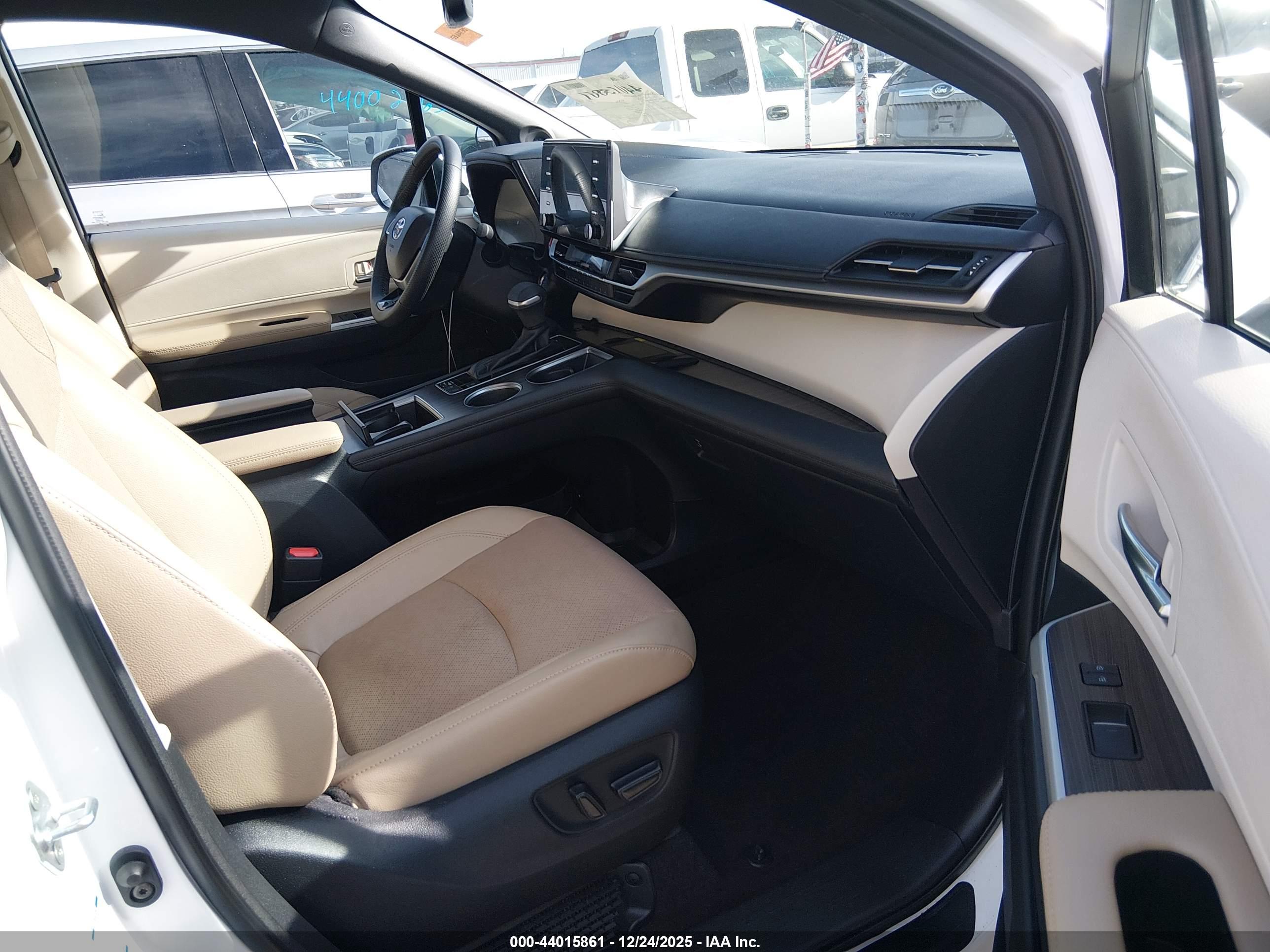 TOYOTA SIENNA image 5
