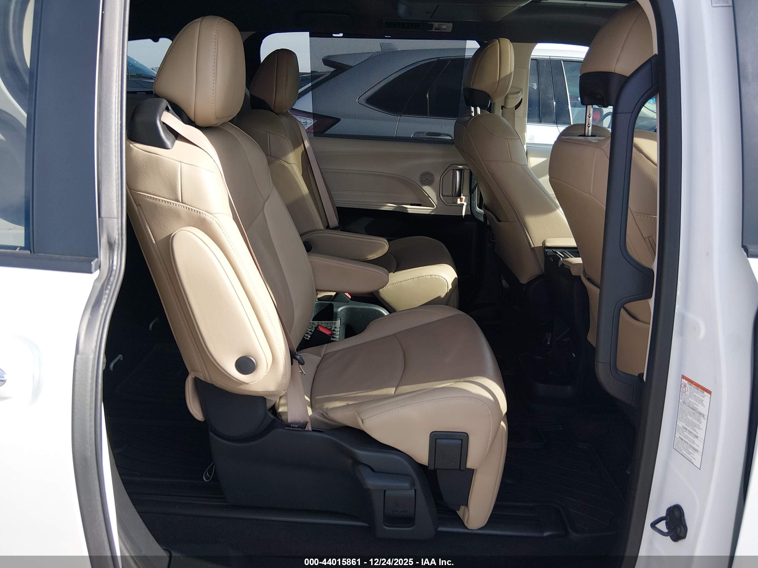 TOYOTA SIENNA image 8