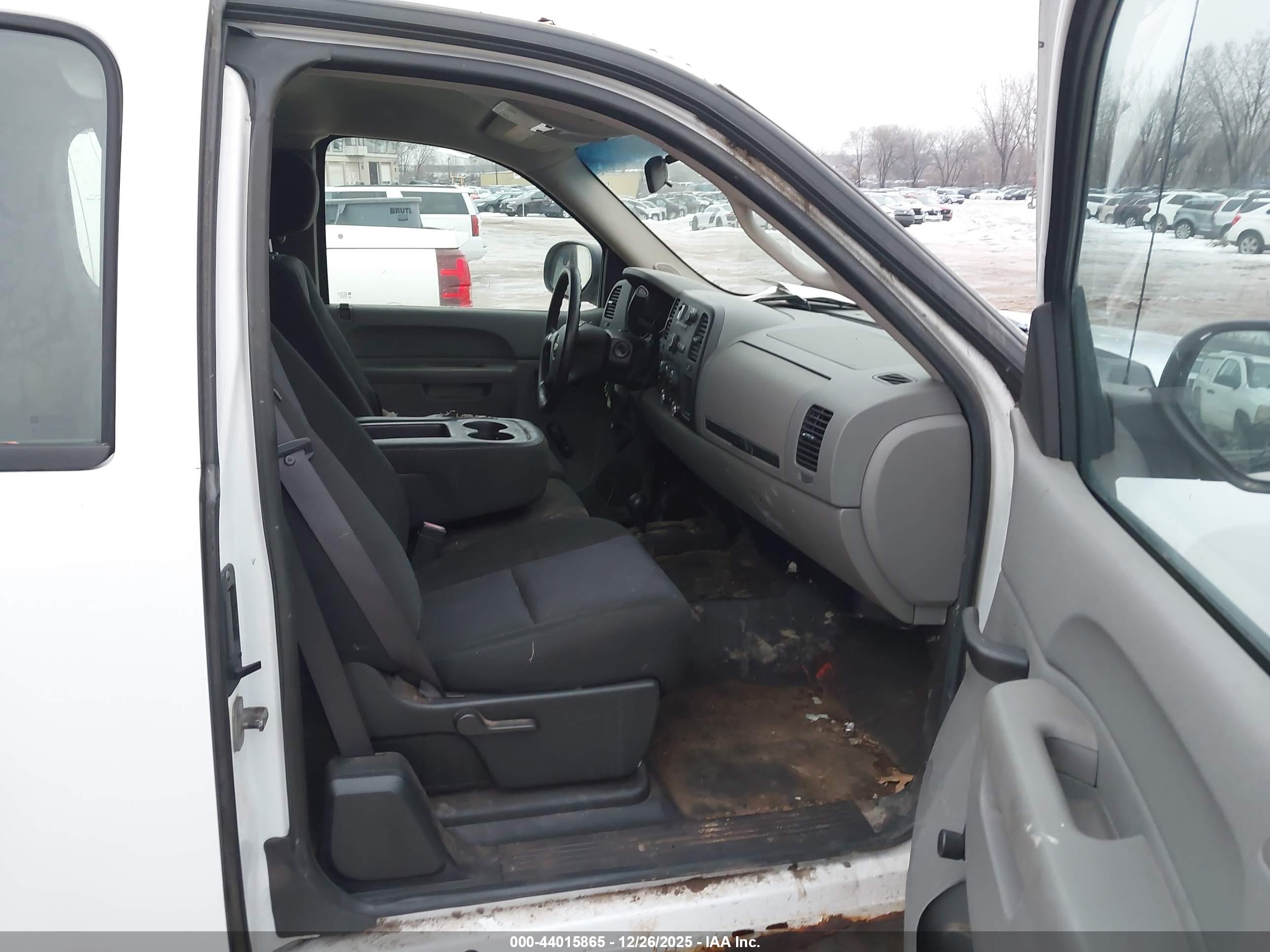 CHEVROLET SILVERADO image 5