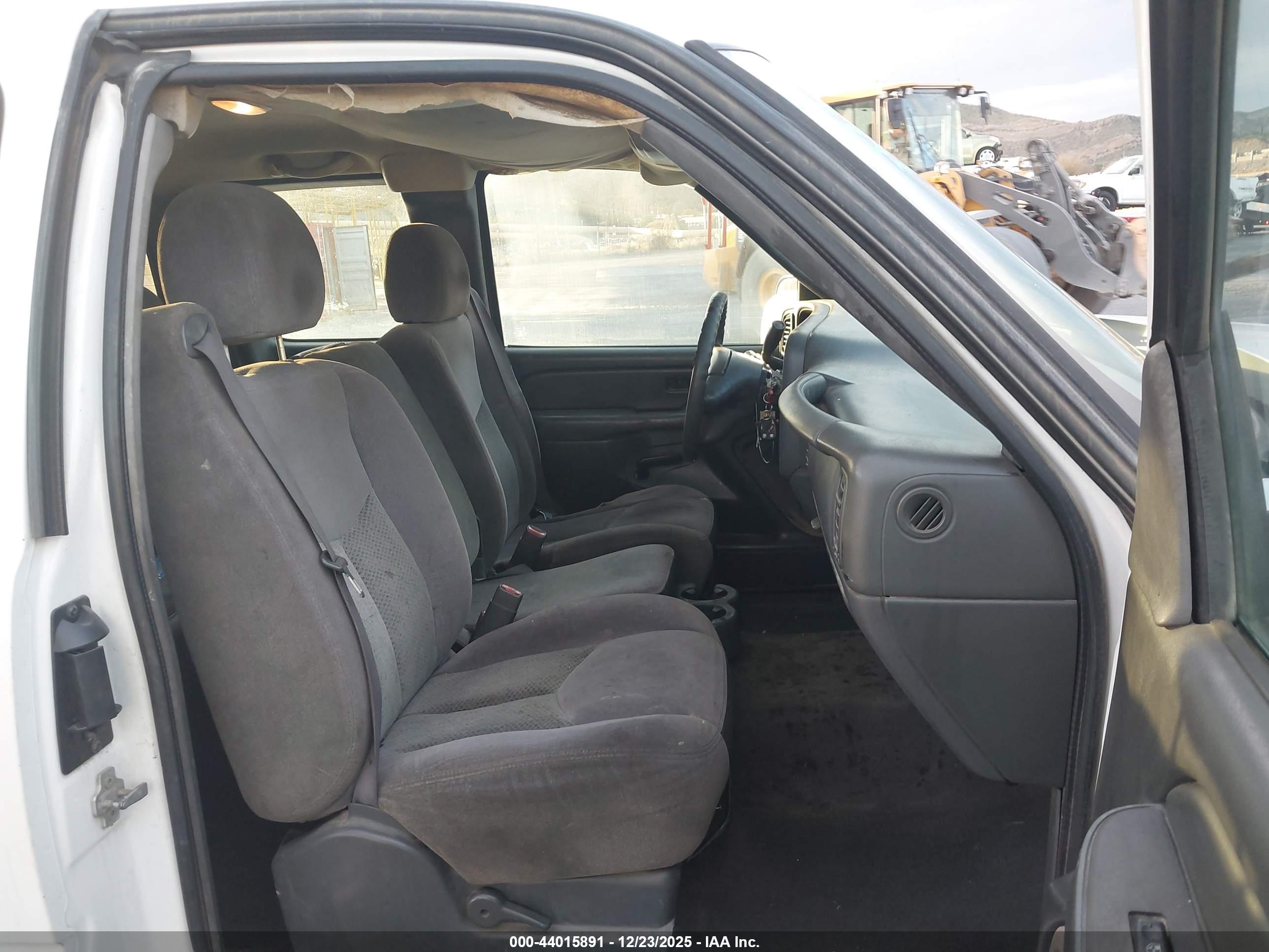 CHEVROLET SILVERADO image 5