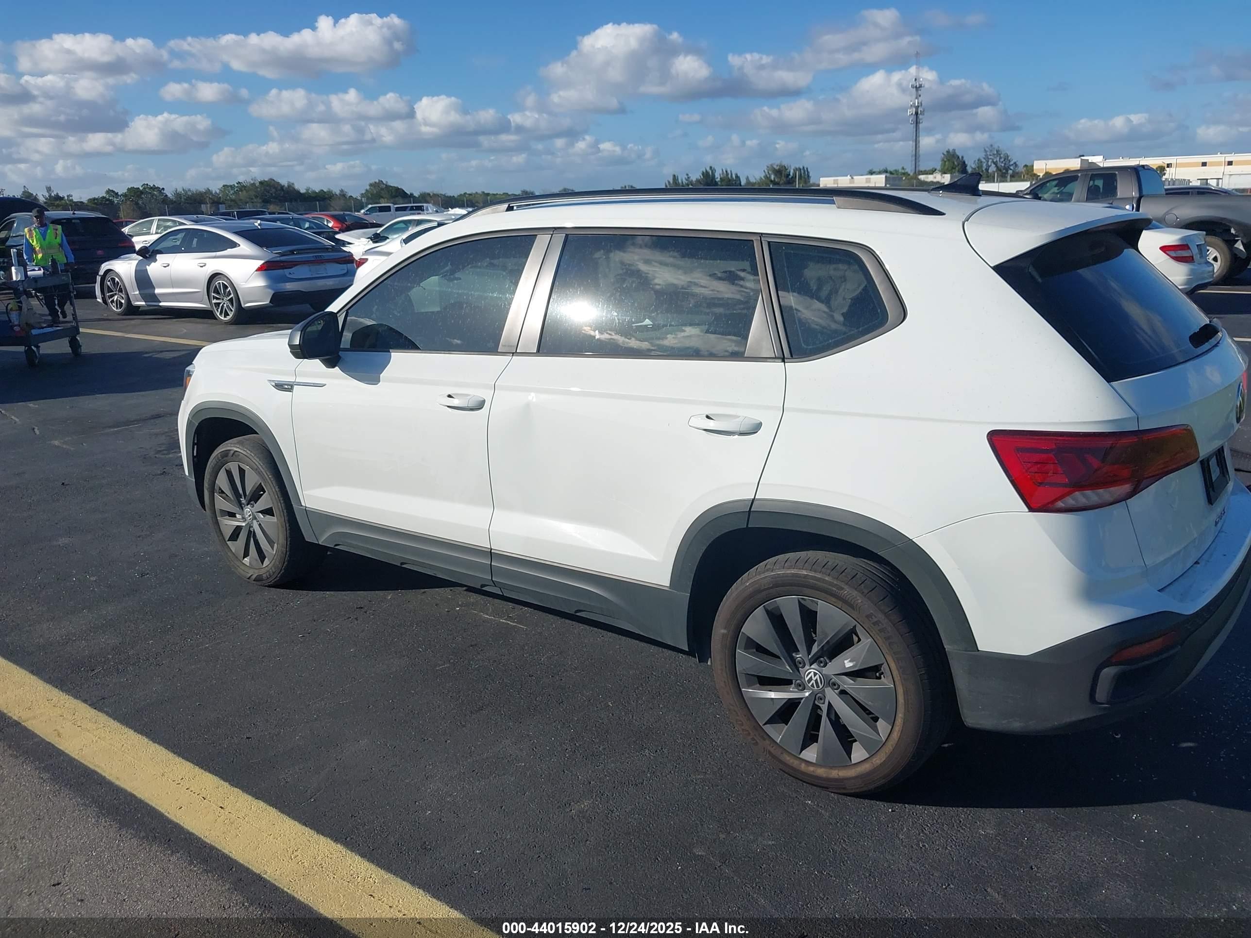 VOLKSWAGEN TAOS image 3