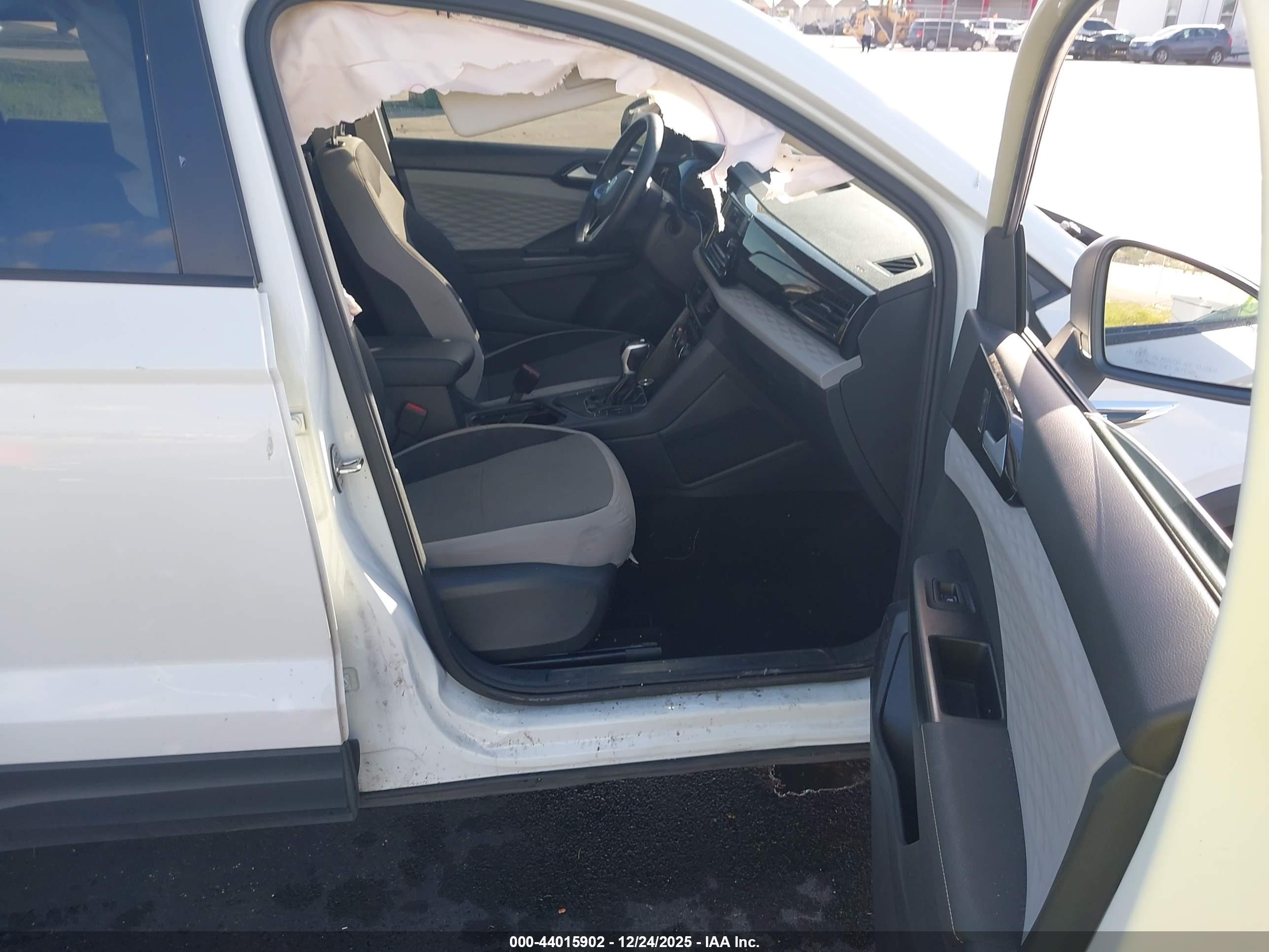 VOLKSWAGEN TAOS image 5
