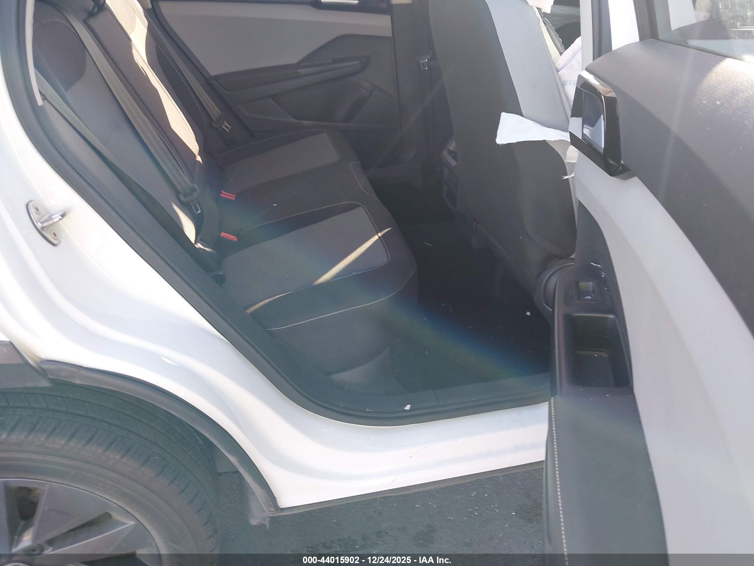 VOLKSWAGEN TAOS image 8