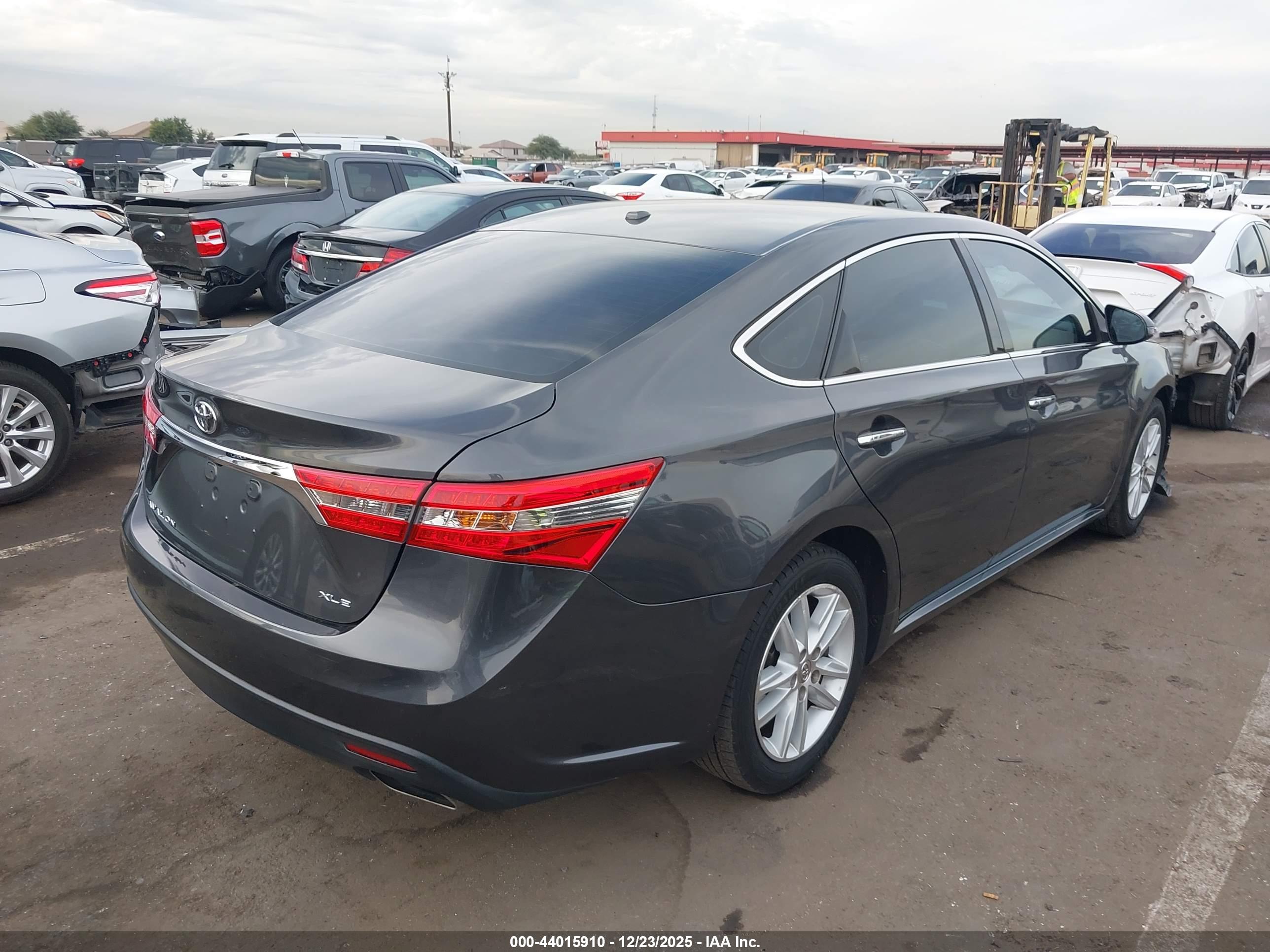 TOYOTA AVALON image 4
