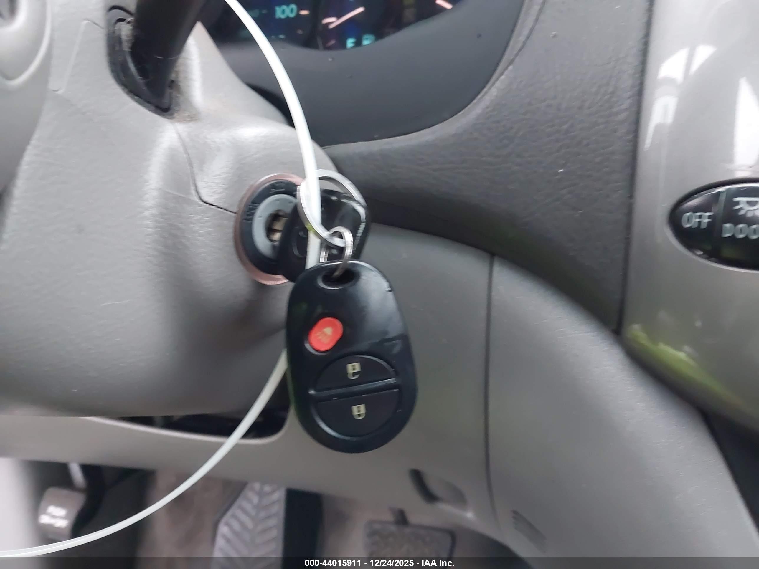 TOYOTA SIENNA image 11