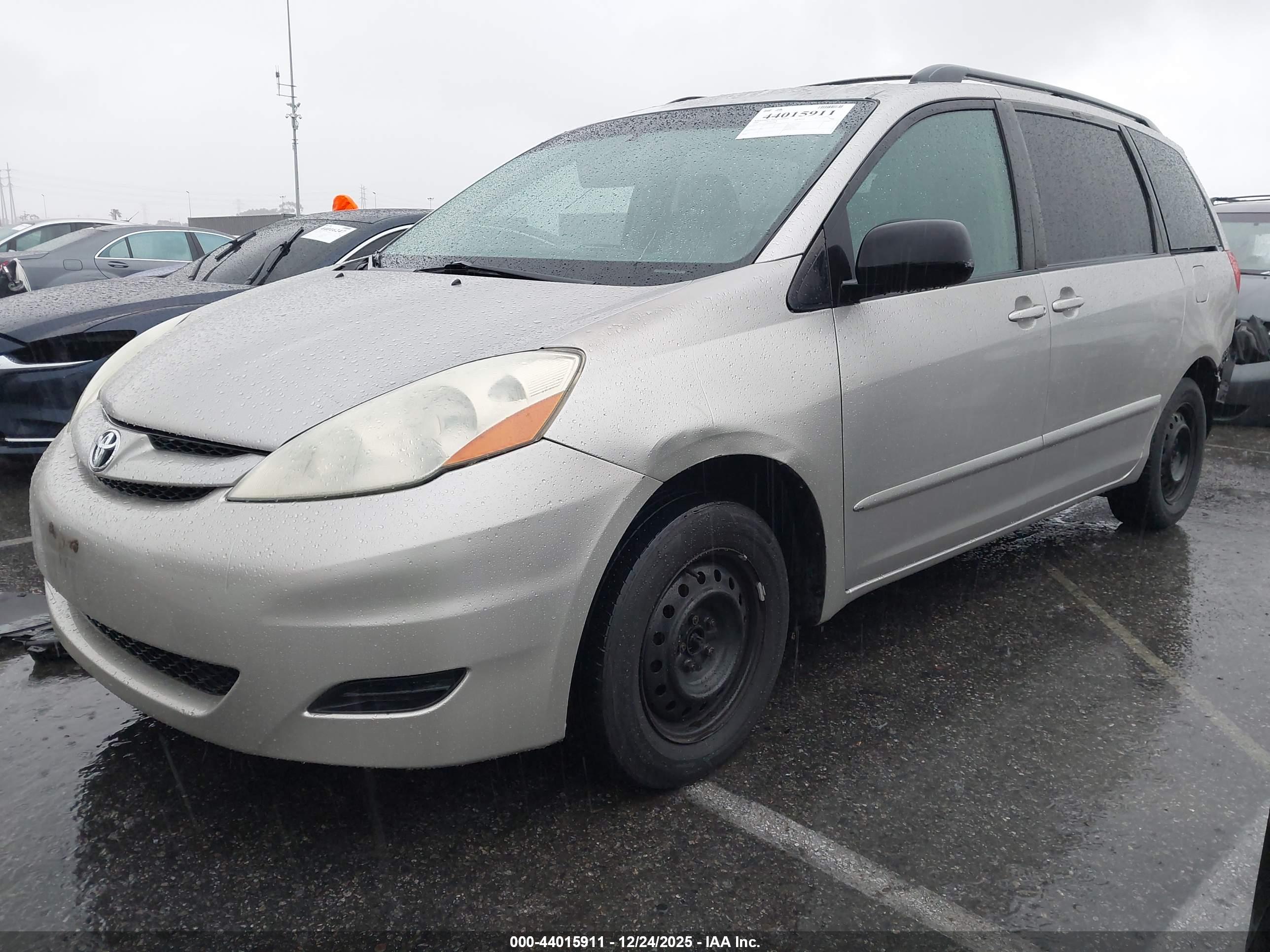 TOYOTA SIENNA image 2