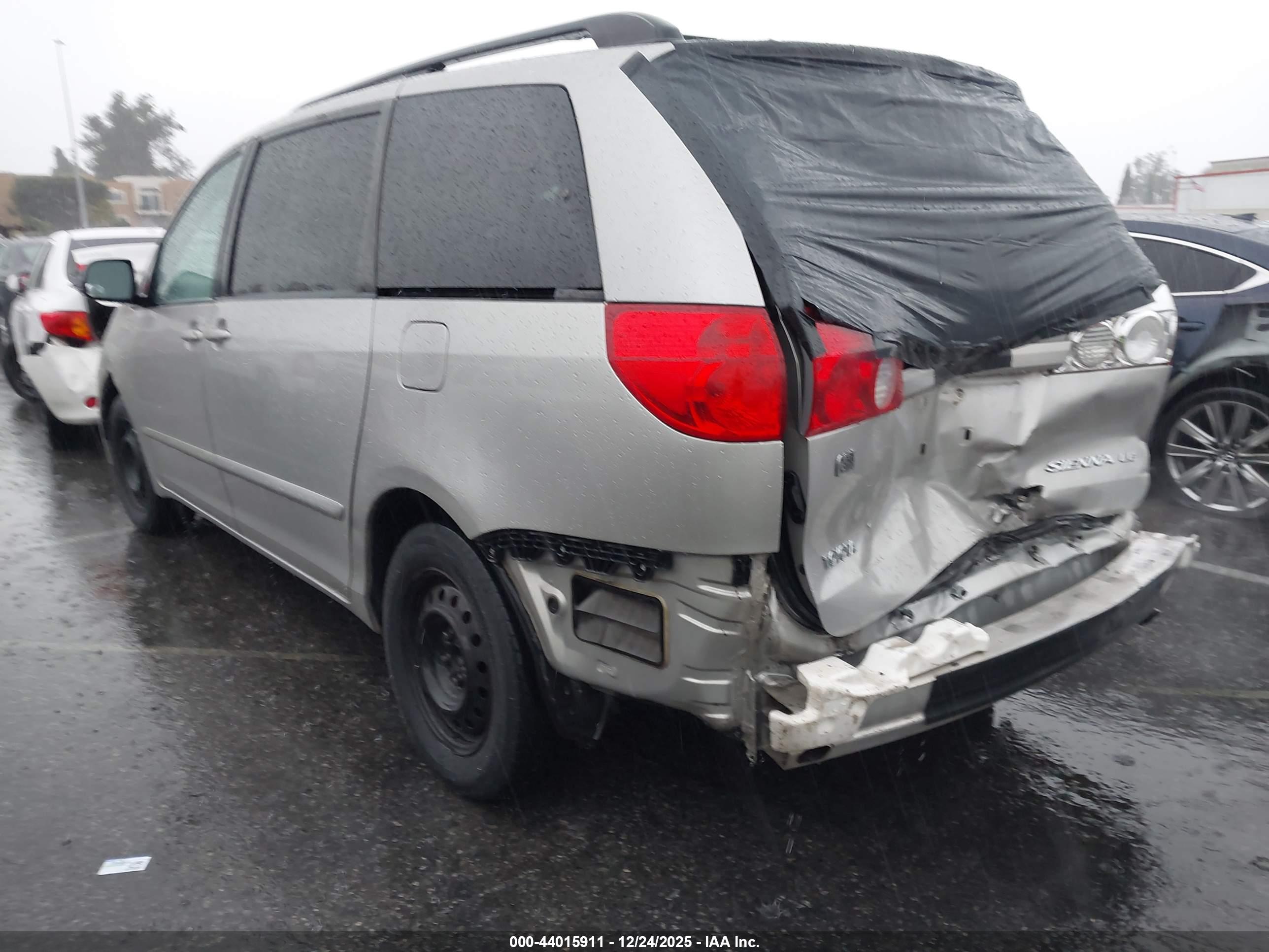TOYOTA SIENNA image 3