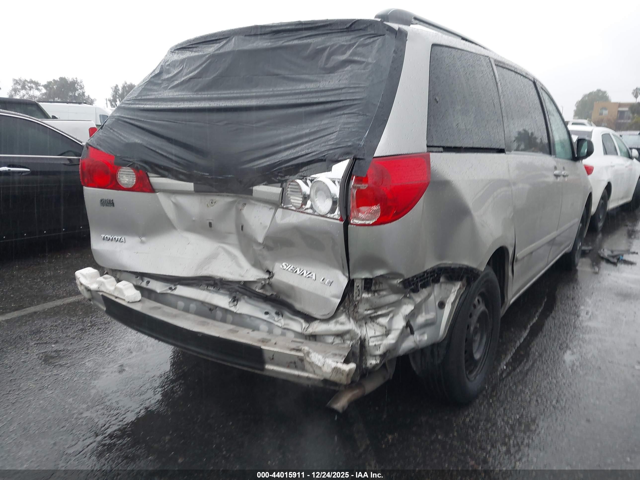 TOYOTA SIENNA image 4