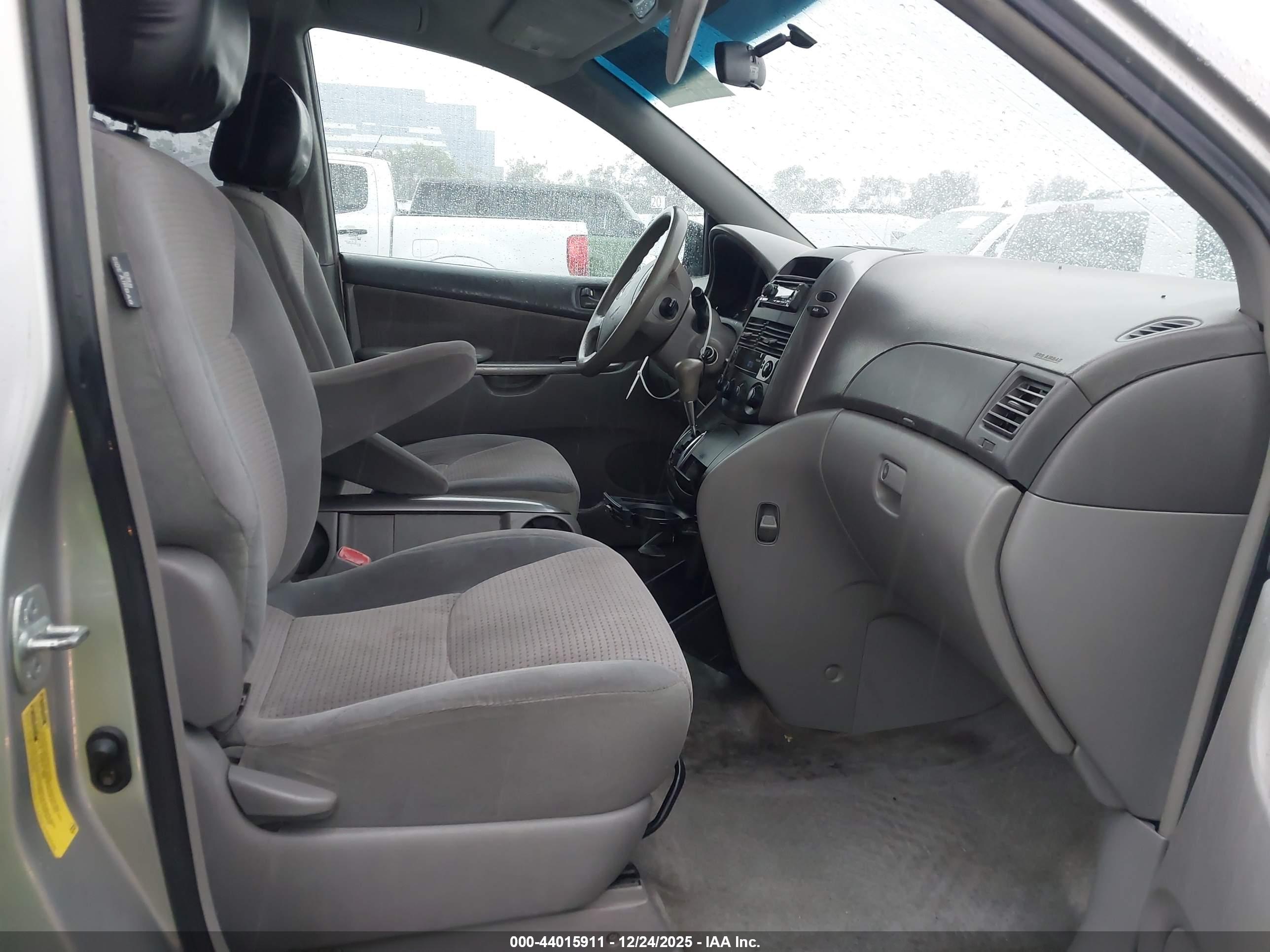 TOYOTA SIENNA image 5