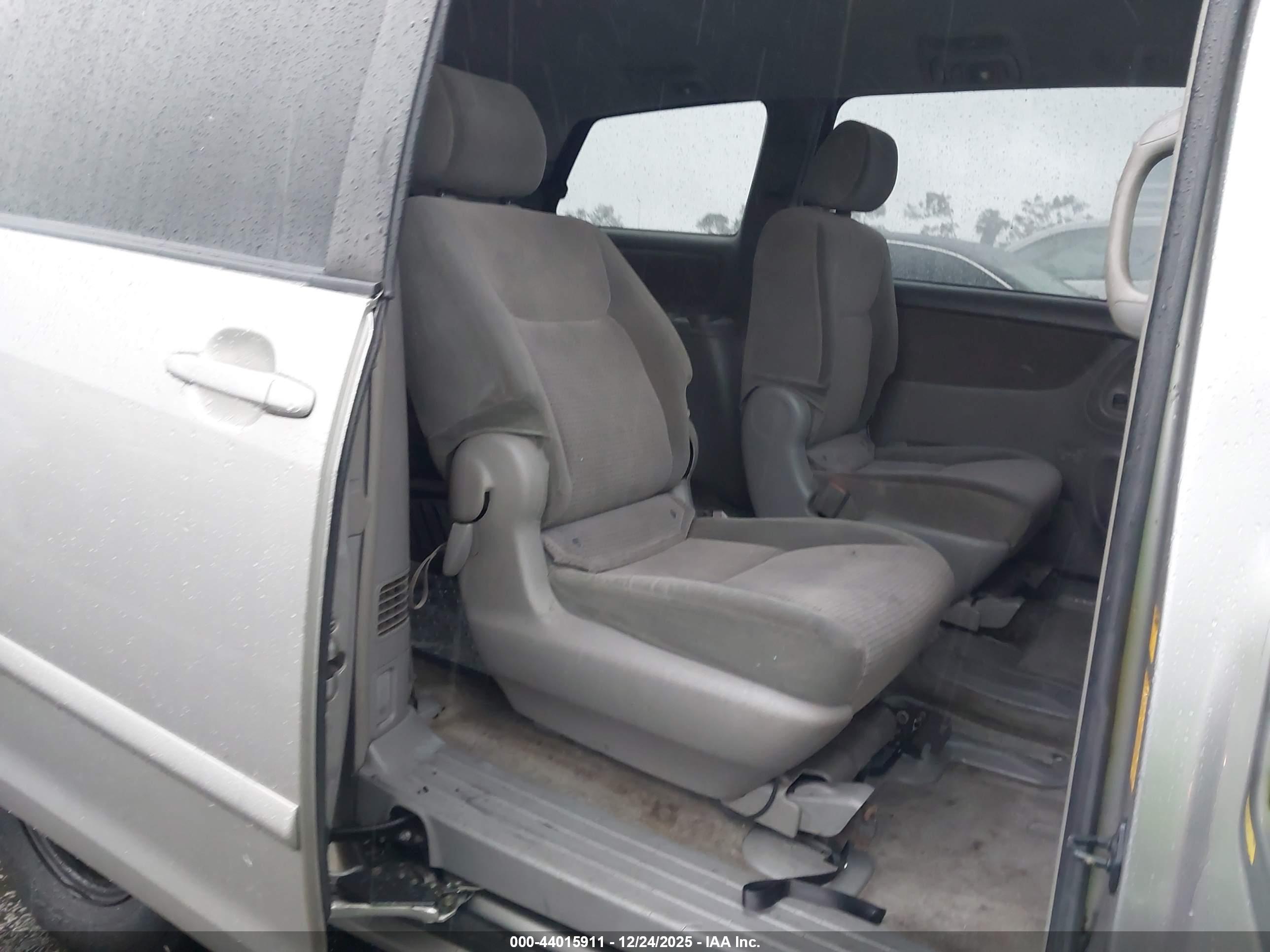 TOYOTA SIENNA image 8